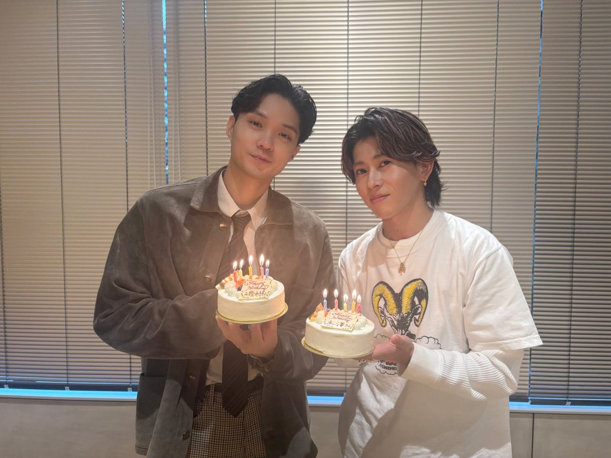 eiga_mentor's tweet photo. 🎂𝗛𝗮𝗽𝗽𝘆 𝗕𝗶𝗿𝘁𝗵𝗱𝗮𝘆オフショット🎂
ㅤ
先日誕生日を迎えた
#磯村勇斗 さんと #末澤誠也 さんを
取材日にサプライズでお祝いしました💐
#吉田恵輔 監督とも📸
ㅤ
公開に向けて、宣伝活動も続々と...！
お楽しみに🔥
ㅤ
#映画mentor 𝟭𝟬.𝟭𝟲(𝗳𝗿𝗶)🎬 https://t.co/NA1Epp6rQo