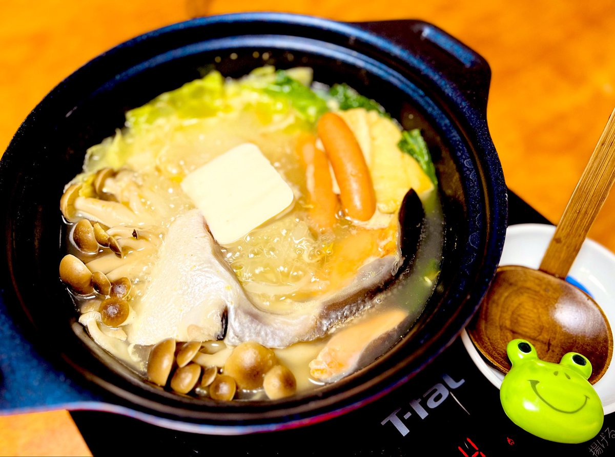 erumaLma's tweet photo. 鮭カマの柚子塩ちゃんこ鍋🍲

夫不在で一人鍋〜🥰
豆腐が特大バターに見える🤣

〆は柚子胡椒効かせた塩ラーメン！
乾杯🍻✨

#おうちごはん #晩酌 https://t.co/7eEkoQQUoY