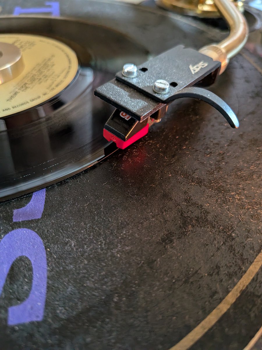 ayaimpulse's tweet photo. 生まれて初めてレコードをかけた。
音が鳴って感動〜。レコードは２４０円だった。 https://t.co/E0kNwgpeSX