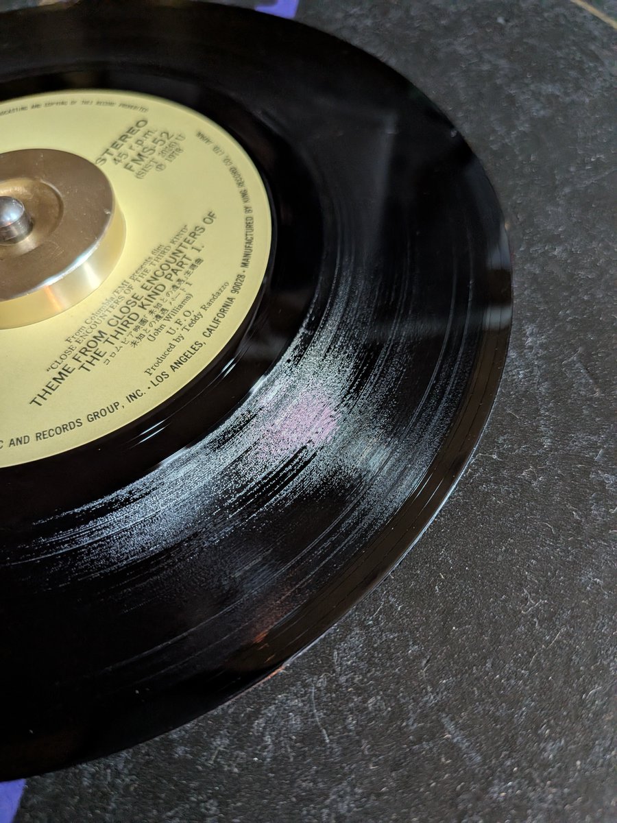 ayaimpulse's tweet photo. 生まれて初めてレコードをかけた。
音が鳴って感動〜。レコードは２４０円だった。 https://t.co/E0kNwgpeSX
