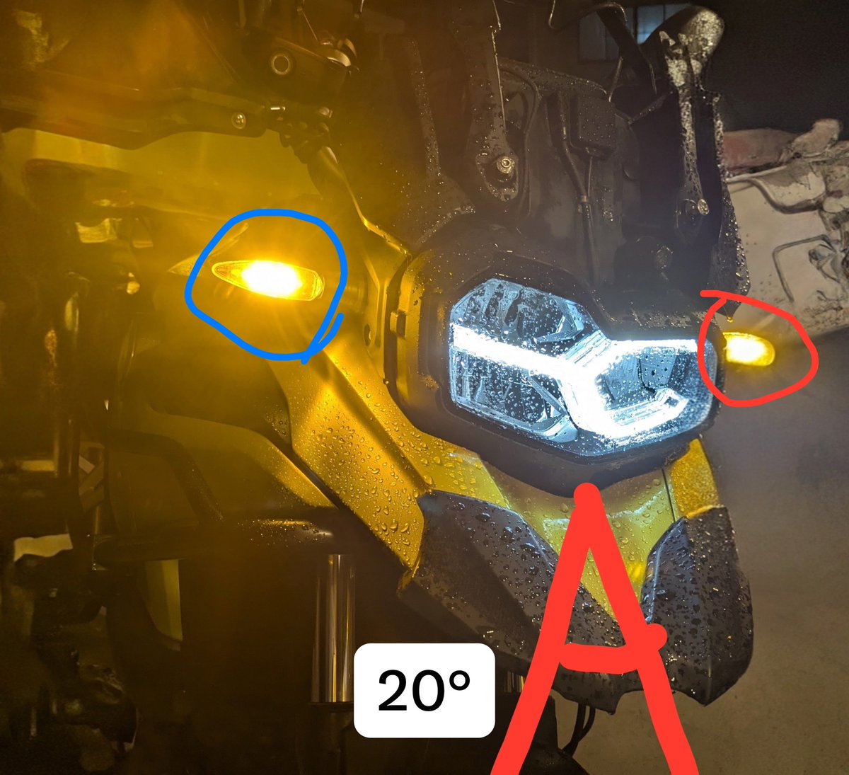 DaTa_jp's tweet photo. バイクカスタムでよくあるトラブルの一例と言えそう
話題のマイクロウィンカーはEマーク取得(車検対応品）
しかし、写真を見る限りでは車検不合格(違法改造)になる可能性があります。

なぜなのか❓️

問題は部品ではなく、取り付け方です

D-Light MINI-3でも説明書に明記してますが
方向指示器の保安基準は内側20°・外側80°（上下15°）から視認できる事、そして十分な光量がある事の2つです。

このGSX-Rは、カウルのくぼみに埋めており
正面からしか見えない……
まさに「光る乳首」状態になっているように見えます。

つまり真正面では見えても、少し斜めから見るとカウルに隠れて内側方向の見通しが足りない場合は車検不適合になります。
言うまでもなく、ウィンカーはドレスアップパーツではなく、他車への合図なのですから、見えないと意味をなさないからですね

このように
「車検対応パーツを使う＝車検合格」
ではありません。
Eマーク取得パーツは最低条件を満たしているに過ぎません(この場合は単体での見え方と光量)

なお、参考例に我が愛車(純正ウィンカー)は斜めからこう見えます
このGSX-Rも同様に、正面から20°傾いても見えるならばOK(車検準拠)、もし見えないならばアウトという訳です。