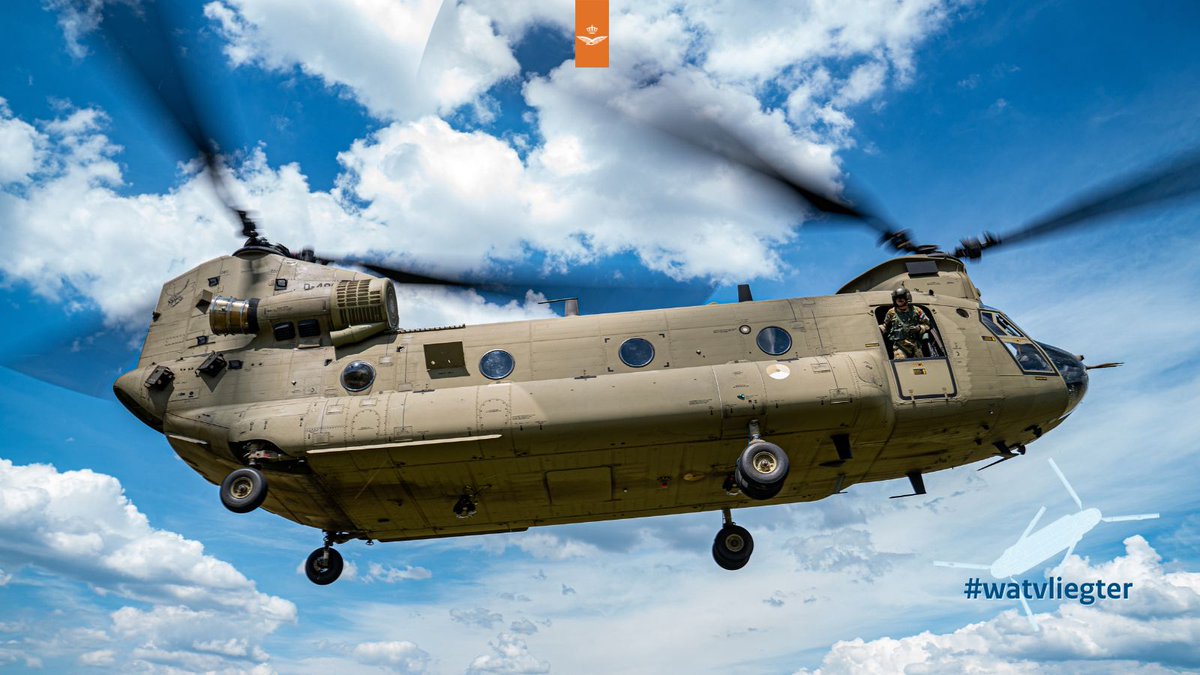 dhcluchtmacht's tweet photo. Vanmiddag nemen familie, vrienden, en collega's afscheid van een overleden collega. Ter nagedachtenis maakt de crew van een #Chinook #transporthelikopter een fly-by tijdens de uitvaart in @gemheusden #watvliegter https://t.co/uJPb2j94Ji