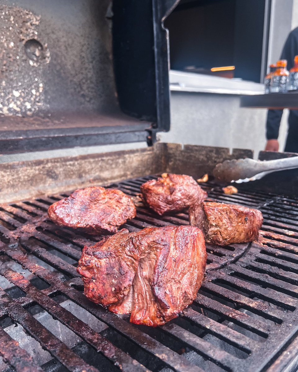 hcbilitygri's tweet photo. 🥩 Tradice je tradice. Jsme hladoví! 🐅 #BTL https://t.co/bneQlk05aw