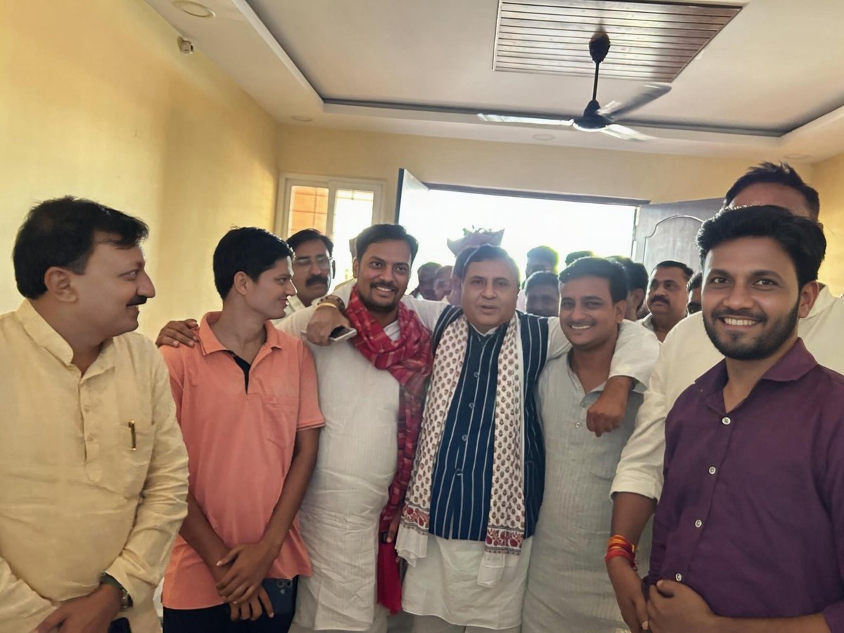 _pathak2's tweet photo. @RameshS07830662 आज जनपद जौनपुर स्थित पार्टी कार्यालय पर मा. प्रदेश उपाध्यक्ष एवं क्षेत्रीय प्रभारी, भाजपा काशी क्षेत्र आदरणीय श्री रमेश सिंह जी का आत्मीय स्वागत एवं अभिनंदन कर उनका आशीर्वाद एवं मार्गदर्शन प्राप्त किया। https://t.co/80ha2CagtP