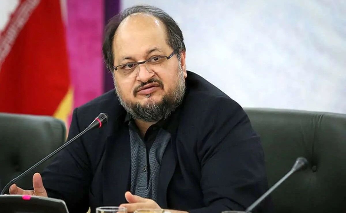 NajmehJamshidi's tweet photo. مسعود جمشیدی، ۱۲ سال مدیرعامل پروژه پتروشیمی هنگام بود که با فشار دستگاه‌های نظارتی به‌دلیل سومدیریت عزل شد. حالا محمد شریعتمداری،  با چه توجیهی در دقیقه ۹۰ پروژه پتروشیمی الماس را به جمشیدی سپرده است؟ و نقش شرکت پیدک در این انتصاب چه بوده است؟ https://t.co/Wkg7j2QepJ