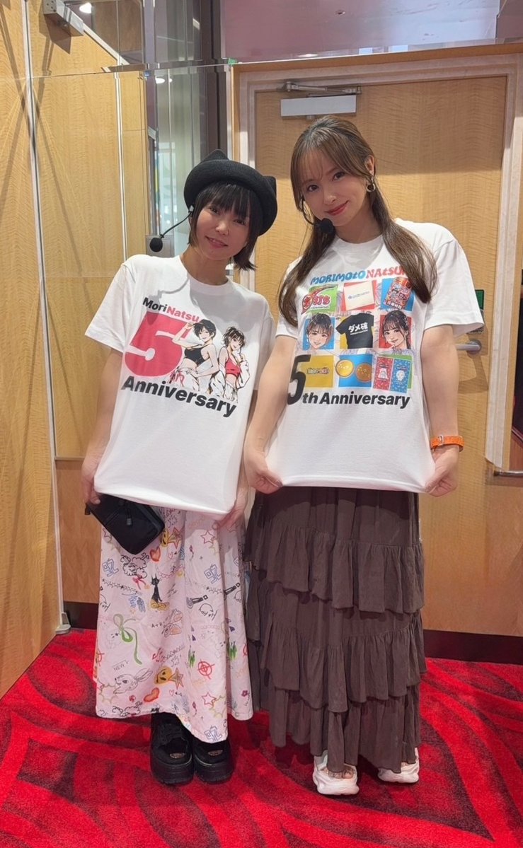 onakasuita0430's tweet photo. 5周年記念Tシャツ3種類作りました✨
もう1パターンはスタッフさん着用しているので、詳細は配信をチェックしてみて下さいね☺️
プレゼントできるように一撃万発頑張るよー❤️‍🔥 https://t.co/MOwADnBfA5