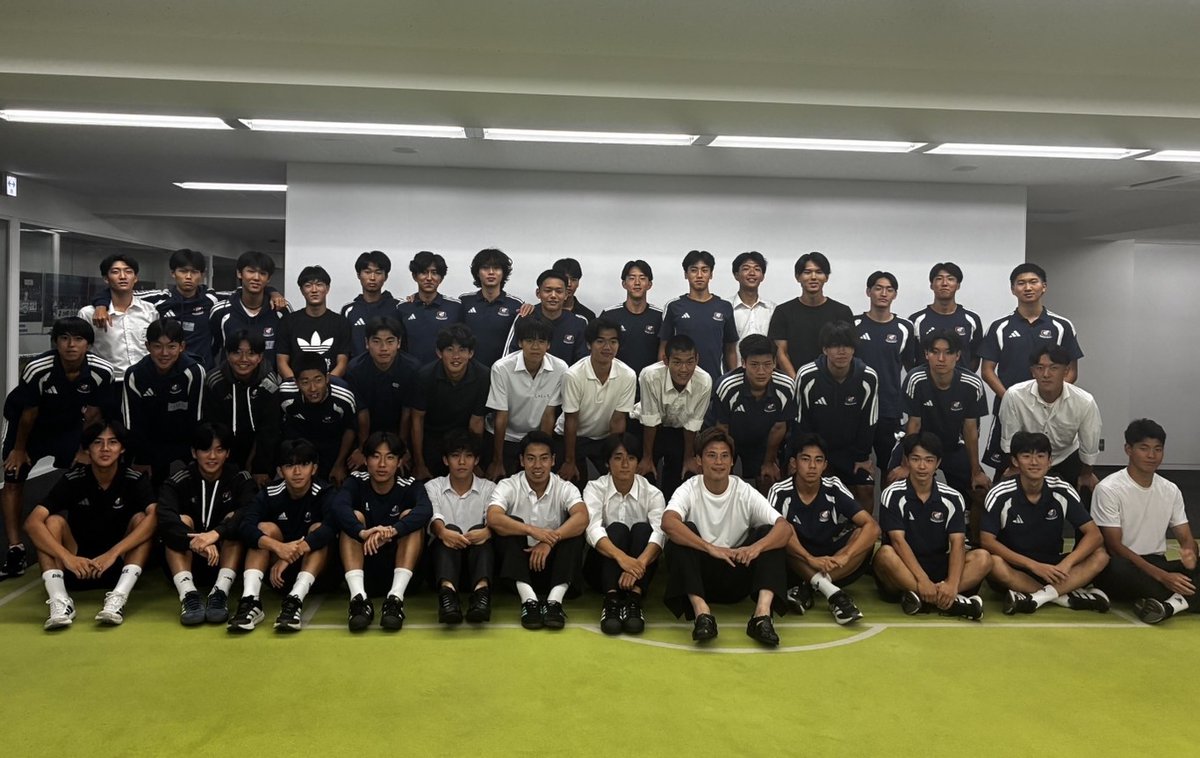 yfm_academy's tweet photo. 🟥MLA REPORT🟦

本日は特別講師に #宮市亮 選手をお迎えし
#横浜F・マリノスユース の選手を対象に
「グローバルリテラシー」の
講義をしていただきました🗣️🌍

海外クラブでの体験談に
選手のみんなは興味津々👀✨

真剣に聞く様子が
とても印象的でした💓

#fmarinos
#横浜F・マリノスアカデミー https://t.co/q4hjATP5jb