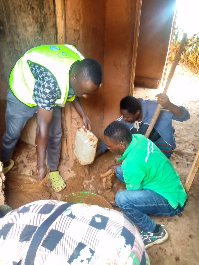 InRukomo's tweet photo. None kuwa 15/9/2026 urubyiruko rwo mu murenge wa Rukomo mu karere ka @Gicumbi_Rwanda twakoze umuganda wo gukurungira inzu mu kagari ka MUNYINYA. Babanye Kandi n'ikigonderabuzima cya Munyinya. https://t.co/nKjIvzCZh2
