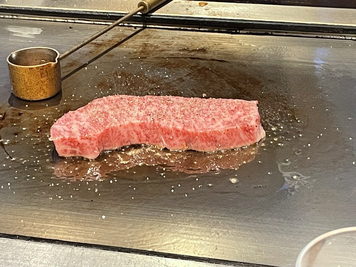 kimipon2012's tweet photo. 晩御飯は鮑と牛ステーキのコースを🥩

フランペは香りづけなんだそう👏👏👏 https://t.co/KQXZErsO5y