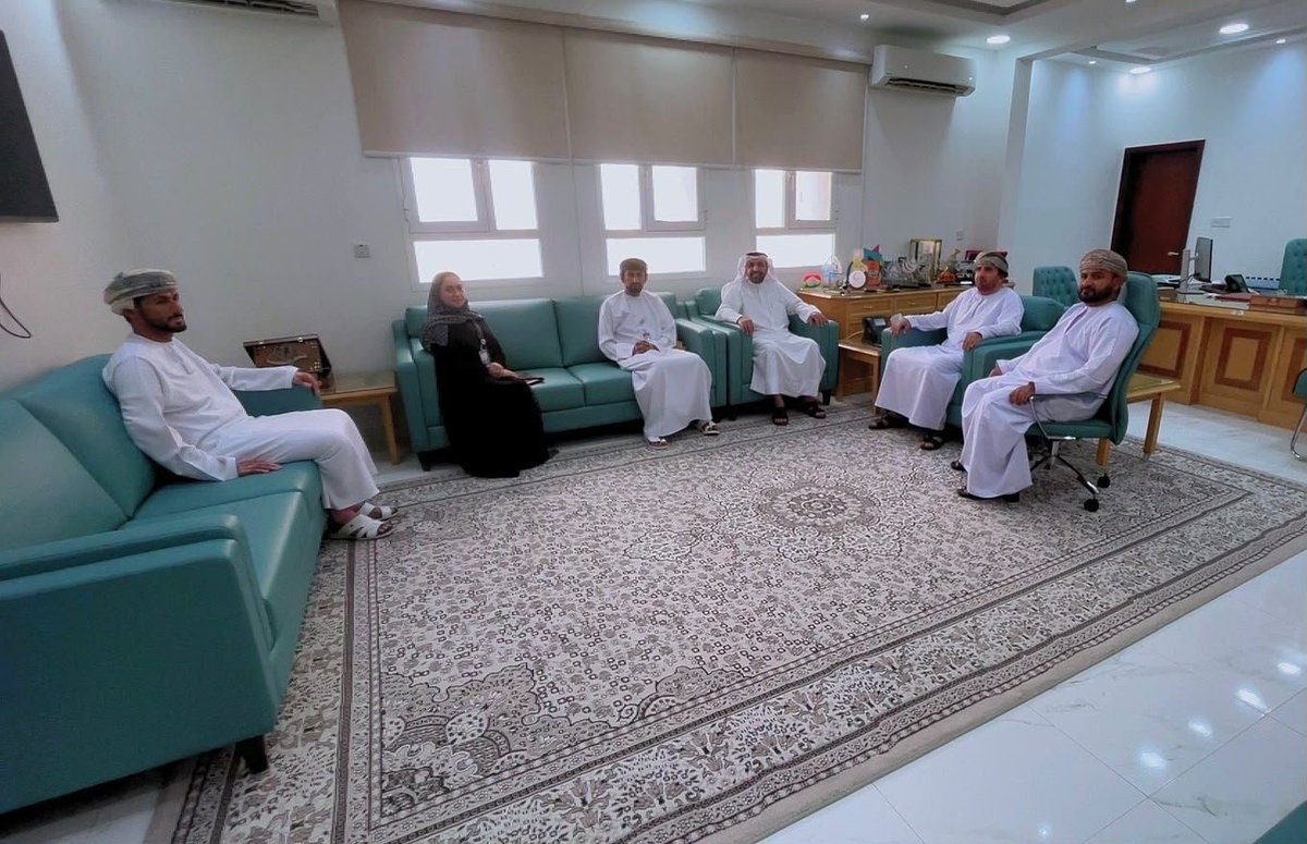 AlwustaGovernor's tweet photo. التقى سعادة الشيخ هلال بن علي المعمري (والي الدقم)، بالمهندس عبدالله سالم العجمي (الرئيس التنفيذي لشركة مصفاة الدقم والصناعات البتروكيماوية، حيث جرى خلال اللقاء مناقشة عدد من الموضوعات ذات الاهتمام المشترك، وبحث سبل تعزيز التعاون والتنسيق بما يخدم الولاية والمجتمع المحلي. https://t.co/0CW5XSDyXk