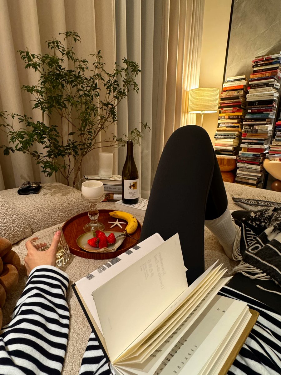 cozyc235481's tweet photo. Cozy Sunday evening vibe: wrapped in a fluffy blanket, sipping warm tea and flipping through a good book by the soft glow of a table lamp. No plans, just pure calm and little joys at home. https://t.co/PObkO9XPNo