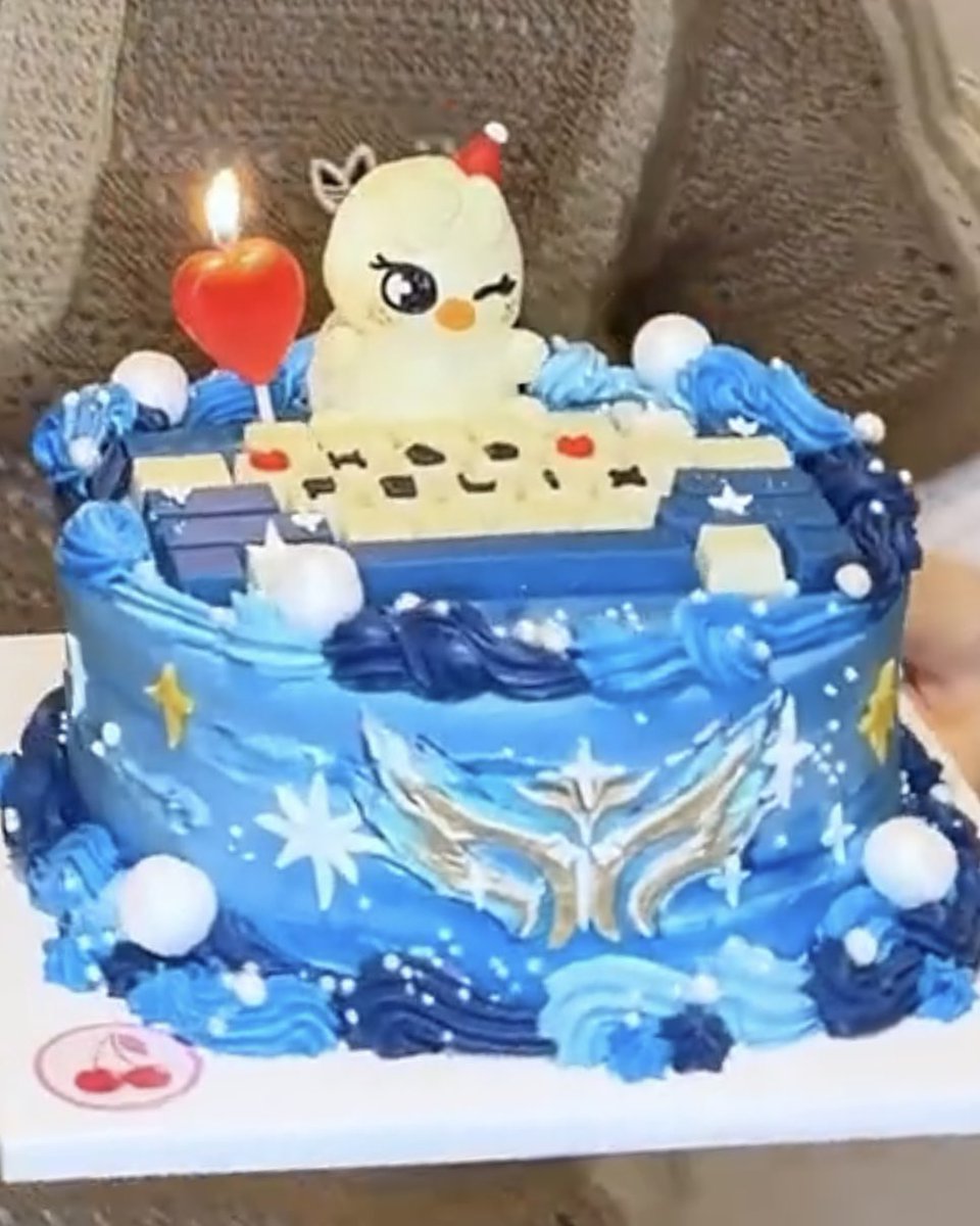 915bbok's tweet photo. THE CHALLENGER TIER BBOKARI CAKE AND CROWN LMAO. he’s manifesting https://t.co/rFb56dbxy8