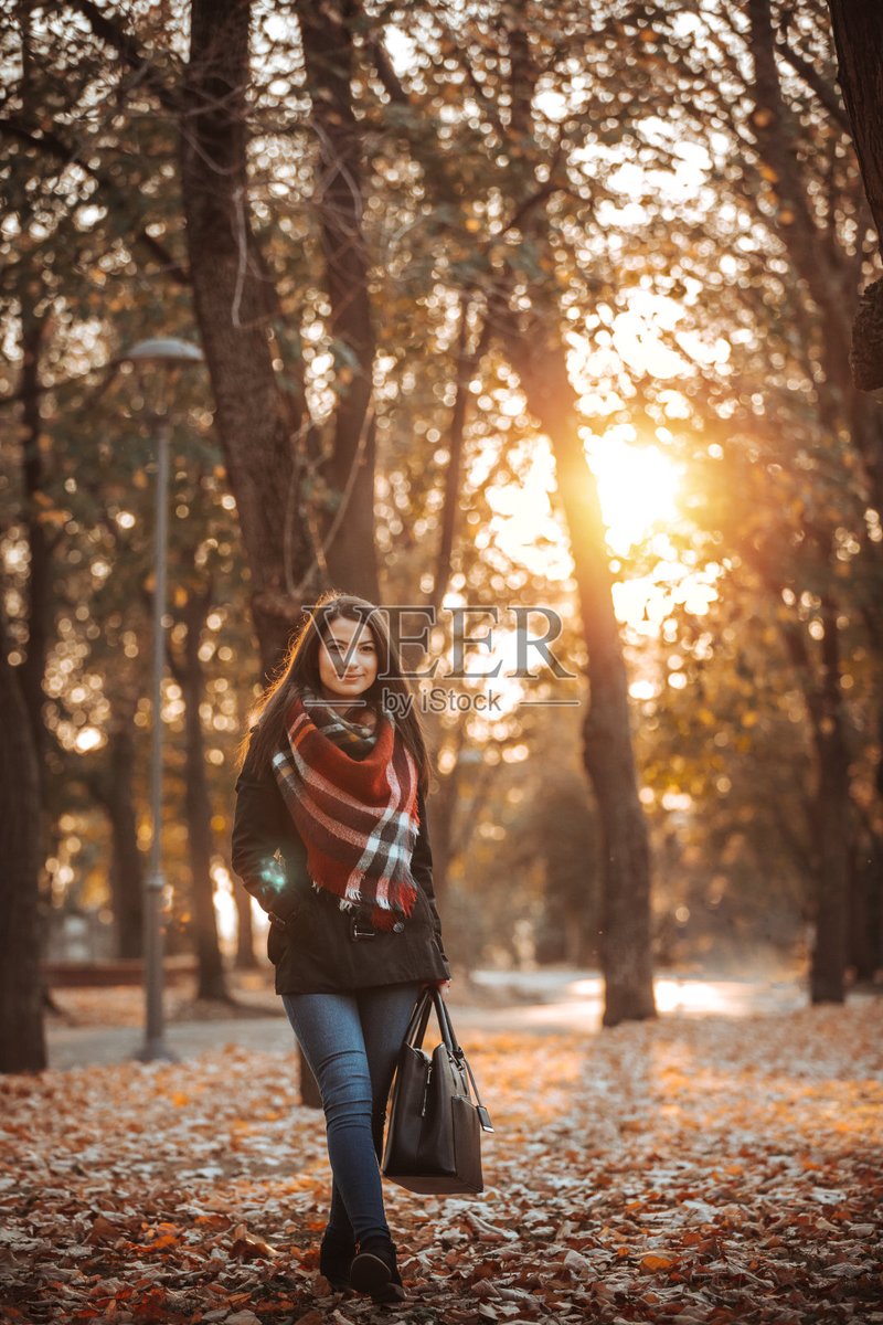 JulieBooka9f's tweet photo. Bright autumn sun, crisp breeze, and pumpkin spice lattes— perfect weekend vibes for a cozy walk! https://t.co/l2zAC2bfBX