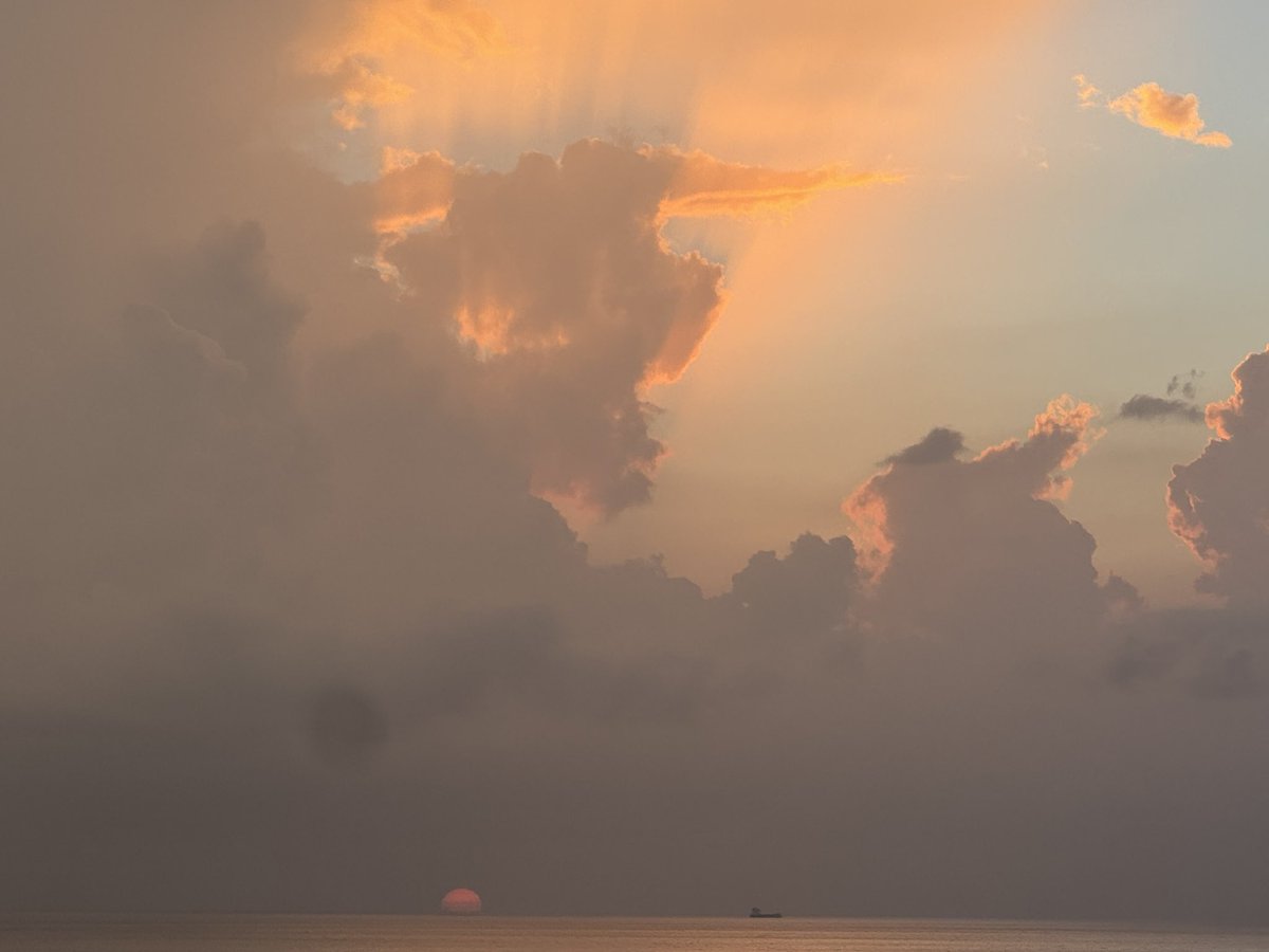 OlHippyTCF's tweet photo. #MASIslander @Margaritaville #cruiseship #sunrise https://t.co/IEOW5brMc1