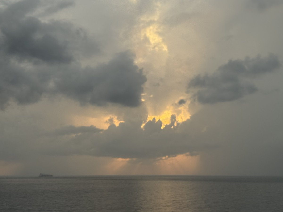OlHippyTCF's tweet photo. #MASIslander @Margaritaville #cruiseship #sunrise https://t.co/IEOW5brMc1