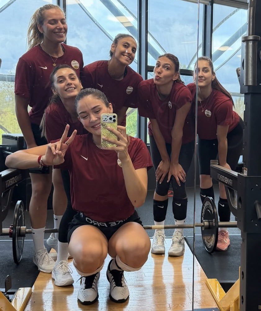 gibbybaris's tweet photo. ⚡️ Zehra Güneş, Tijana Boskovic, Cansu Özbay, Eylül Akarçeşme, Vanja Ivanovic ve Deniz Uyanık

🔴 Vakıfbank ile yeni sezon hazırlıklarına başladı https://t.co/8bYgFWyWRG