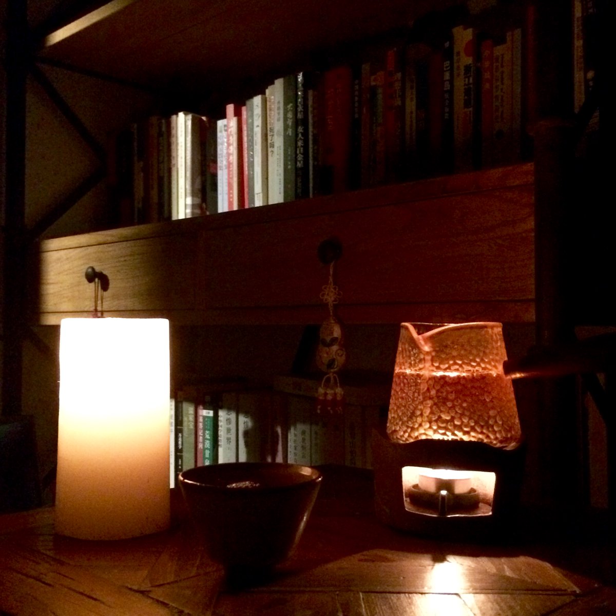 ANDYguru1st's tweet photo. Just got lost in a rainy evening bookstore, found a tattered poetry book tucked on a shelf—my chest feels all warm and fuzzy, like tiny fireflies are glowing inside. https://t.co/r1vhyvza5t