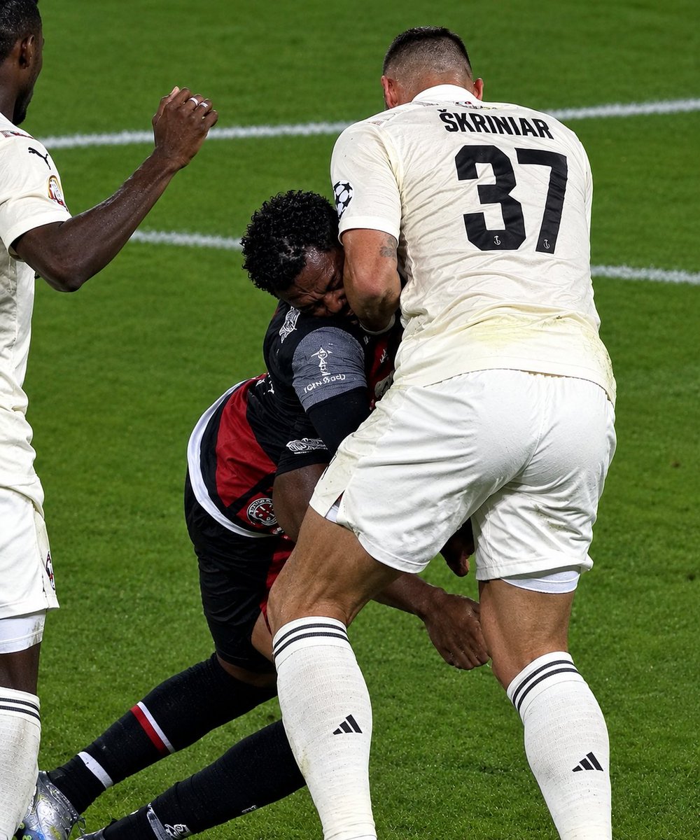 Slh_Hrl's tweet photo. Skriniar..!
Bildiğim kadarıyla ülkemizde futbol oynayan en karaktersiz, en gaddar, rakibine sıfır saygı ile oynayan hatta düşmanca davranan, kişilik bozukluğu olduğu açıkça belli olan AHLAKSIZ bir futbolcu müsvettesi.
Gerçekten de her hangi bir Anadolu takımında bu yaptıklarını yapmış olsa defalarca sahadan atılırdı..!
Ve geldiği günden beri maçlarda dirsek atıyor, tekme atıyor.
Hem de pek çoğunu hakemlerimizin(!) gözleri önünde açıkça yapıyor.
Ne acıdır ki bu TFF ve MHK’nin yanlı tutumu sayesinde daha hiç kırmızı kart görmedi bu adam.
Ülkemizin anlı-şanlı sözde yorumcuları, eski hakem müsvetteleri de
bu durumu hiç gündeme getirmediler..!
Beyler gerçekten bu sessizliğinizden hiç mi utanmıyorsunuz sizler?
Eminim bu bir GS’lı futbolcu olsaydı çoktan hedefe koymuş ve ard arda ateş ediyorsunuz.
Sizler de cinayetlere ortak oluyorsunuz. Sizler de ahlaksızsınız..!
Bu adama bu ülkede top oynatmayın arkadaş. En azından böyle oynamasına engel olun.
İlla bir futbolcunun futbol hayatı mı bitsin?