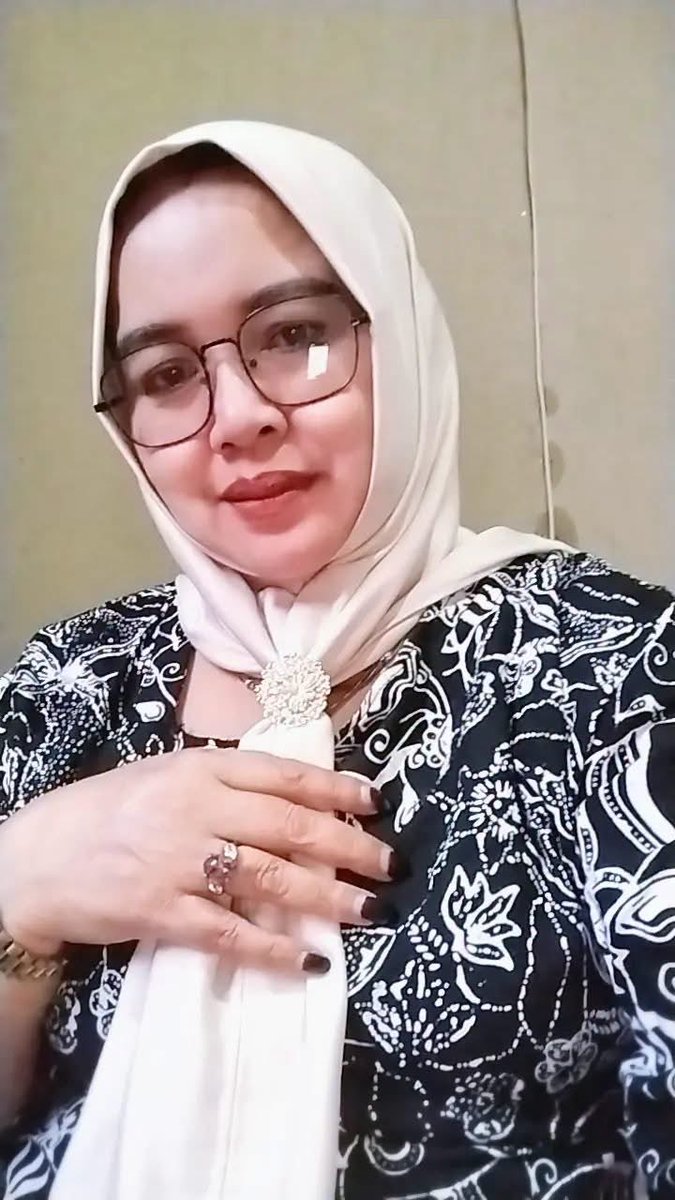 umiatu13's tweet photo. masih ada yg suka ibu ibu? https://t.co/T3Z5Vpq6J2