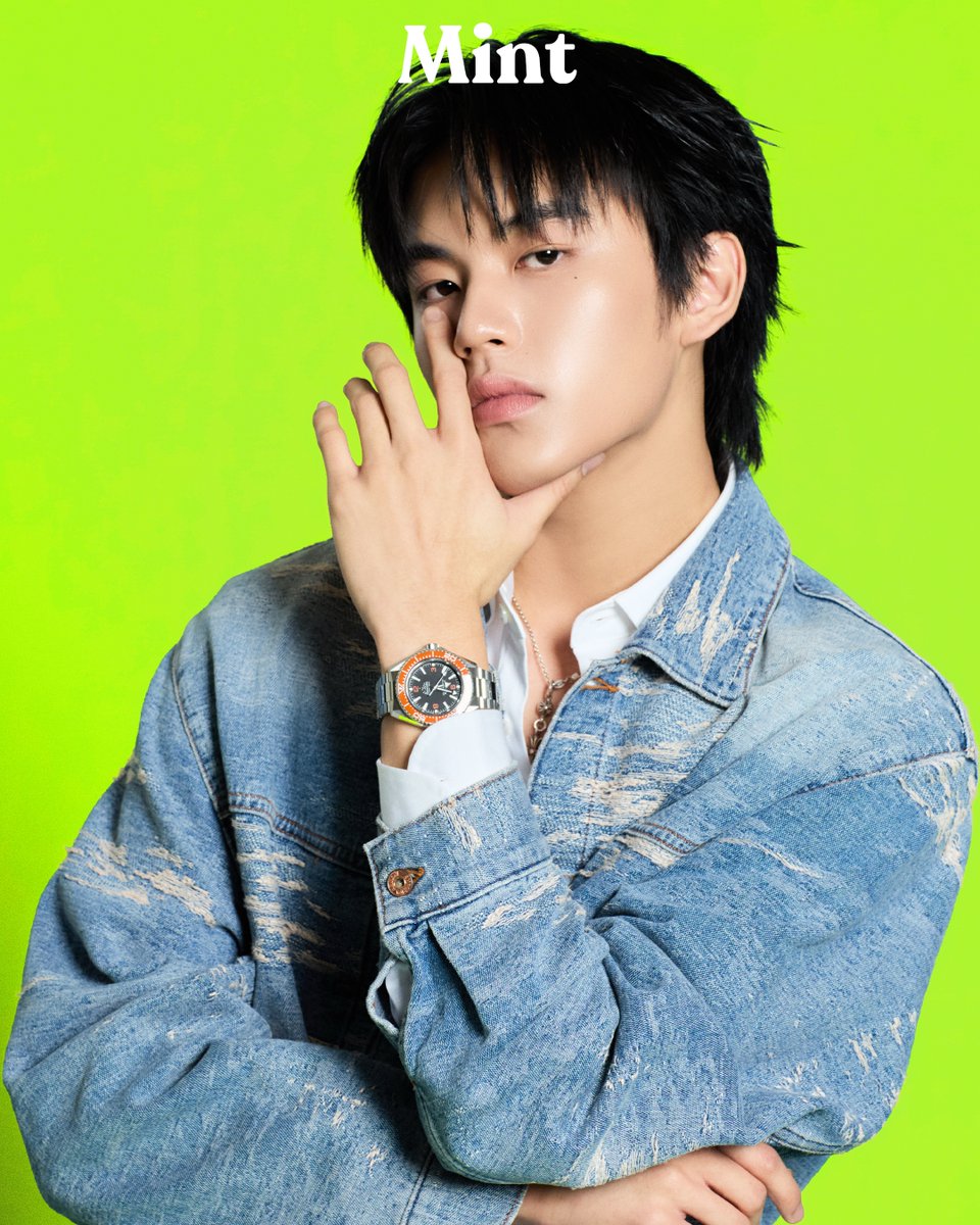 mintmag_th's tweet photo. หล่อทะลุเวลา! หนุ่มๆ 9214KIDS 'ภีมธนัช-ทีเจ-สกาย-ฟารีส-โตโต้' เด็กฝึกจากค่าย SONRAY MUSIC แท็กทีมมาเผยสไตล์อันโดดเด่นคู่กับนาฬิกาจาก OMEGA ในงาน Mchoice & Mint Awards 2026 เมื่อวันเสาร์ที่ 12 กันยายน 2569 ที่ผ่านมา ณ ICONSIAM HALL, ICONSIAM โดย ‘ภีม-โตโต้’ สวมนาฬิการุ่น SPEEDMASTER 38 ‘สกาย-ฟารีส’ สวมนาฬิการุ่น SPEEDMASTER MOONWATCH PROFESSIONAL และ ‘ทีเจ’ สวมนาฬิการุ่น SEAMASTER PLANET OCEAN 600M 💚

#OMEGA
#OMEGAThailand

#MchoiceMintAwards2026
#MchoiceMintatICONSIAM
#MchoiceTH
#MintAwards2026
#MintMagTH