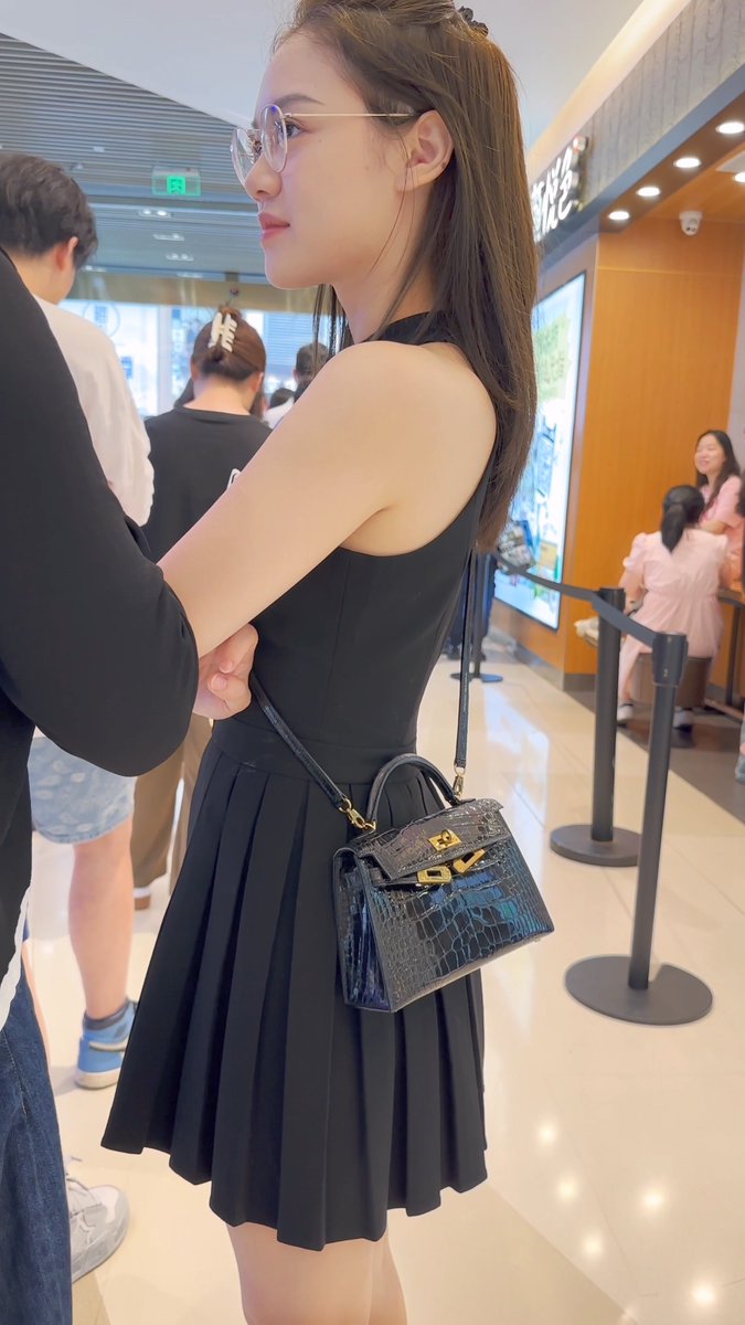 hlmrww's tweet photo. 美女透明蕾丝粉内夹成丁露黑森林

#裙底 #美女 #美腿  #街拍  #抄底 #丝袜 #黑丝 #反差 #厕拍 #酒店 #制服美女 https://t.co/J0JB9Ahh4f