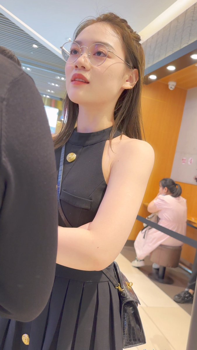 hlmrww's tweet photo. 美女透明蕾丝粉内夹成丁露黑森林

#裙底 #美女 #美腿  #街拍  #抄底 #丝袜 #黑丝 #反差 #厕拍 #酒店 #制服美女 https://t.co/J0JB9Ahh4f
