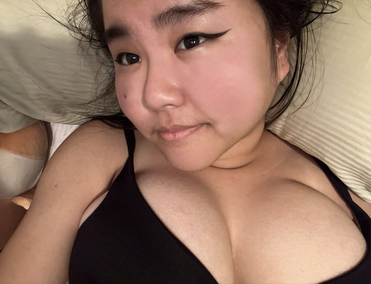 miiintuuu's tweet photo. Just laying here and dreading going to work later </3 https://t.co/xAwrmTYsou