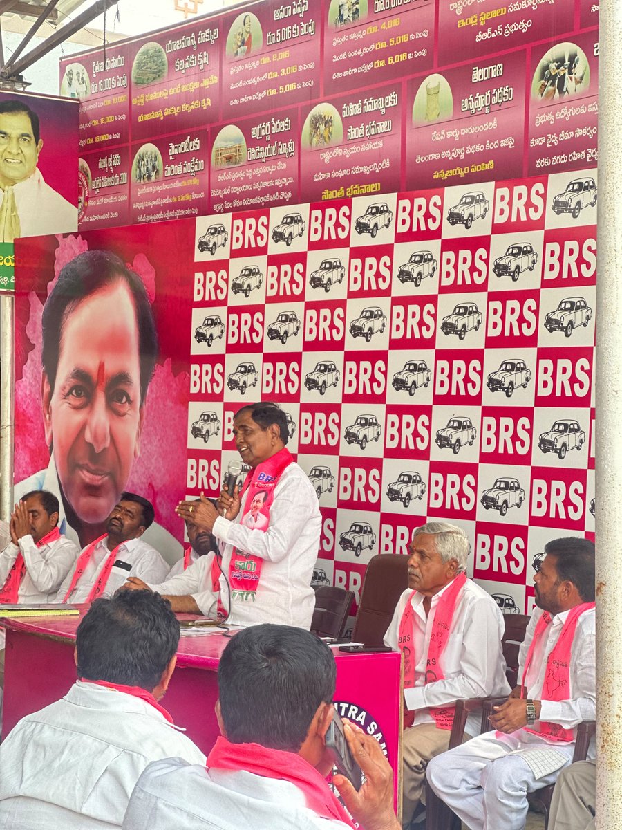 AnjaiahYBRS's tweet photo. "గిరిజన రిజర్వేషన్ల 10% సాధించి సెప్టెంబర్ 17కి నాలుగేళ్లు"

◆ తండాల్లో కేసీఆర్ చిత్రపటానికి పాలాభిషేకాలు నిర్వహించాలి

◆ గిరిజనుల ఓట్లతో అధికారంలోకి వచ్చారు.. హామీలు మాత్రం గాలికి వదిలేశారు

◆ మూడు గిరిజన కార్పొరేషన్లు ఏమయ్యాయి? రూ.500 కోట్ల హామీ ఎక్కడ?

◆ గిరిజనులకు ఇచ్చిన హామీలను కాంగ్రెస్ ప్రభుత్వం వెంటనే అమలు చేయాలి 

- మాజీ ఎమ్మెల్యే అంజయ్య యాదవ్

షాద్‌నగర్: షాద్‌నగర్‌లోని బీఆర్ఎస్ పార్టీ కార్యాలయంలో మాజీ ఎమ్మెల్యే అంజయ్య యాదవ్ అధ్యక్షతన షాద్‌నగర్ నియోజకవర్గ గిరిజన నాయకుల సమావేశం జరిగింది. ఈ సమావేశానికి నియోజకవర్గంలోని బీఆర్ఎస్ గిరిజన సర్పంచులు, మాజీ సర్పంచులు, మాజీ ఎంపీటీసీలు, మాజీ కౌన్సిలర్లు, మాజీ ప్రజాప్రతినిధులు, గిరిజన నాయకులు, కార్యకర్తలు పెద్ద సంఖ్యలో హాజరయ్యారు. ఈ సందర్భంగా అంజయ్య యాదవ్ మాట్లాడుతూ.. తెలంగాణలో గిరిజనుల జనాభా ప్రాతిపదికన 6 శాతంగా ఉన్న రిజర్వేషన్లను 10 శాతానికి పెంచిన ఘనత మాజీ ముఖ్యమంత్రి, బీఆర్ఎస్ అధినేత కేసీఆర్‌దేనని అన్నారు. 2022 సెప్టెంబర్ 17న 10 శాతం రిజర్వేషన్లపై నిర్ణయం ప్రకటించబడిన విషయాన్ని గుర్తు చేశారు. ఈ నెల 17వ తేదీకి గిరిజన రిజర్వేషన్ల పెంపు నిర్ణయానికి నాలుగేళ్లు పూర్తవుతున్న సందర్భంగా నియోజకవర్గంలోని అన్ని తండాల్లో కేసీఆర్ చిత్రపటానికి పాలాభిషేకాలు నిర్వహించి కృతజ్ఞతలు తెలియజేయాలని గిరిజన నాయకులు, కార్యకర్తలకు అంజయ్య యాదవ్ పిలుపునిచ్చారు.

*కాంగ్రెస్ హామీలు ఏమయ్యాయి?*

2023 ఎన్నికలకు ముందు కాంగ్రెస్ పార్టీ గిరిజనులకు అనేక హామీలు ఇచ్చిందని అంజయ్య యాదవ్ అన్నారు. పోడు భూములపై అర్హులైన గిరిజనులందరికీ హక్కులు కల్పించి పట్టాలు ఇస్తామని హామీ ఇచ్చారు. మూడు గిరిజన కార్పొరేషన్లు ఏర్పాటు చేసి, ఒక్కో కార్పొరేషన్‌కు సంవత్సరానికి రూ.500 కోట్ల చొప్పున నిధులు కేటాయిస్తామని చెప్పారు. ప్రతి మండలంలో గిరిజన పాఠశాలలు ఏర్పాటు చేస్తామని హామీ ఇచ్చారు. మరి ఆ మూడు గిరిజన కార్పొరేషన్లు ఎక్కడ? ఒక్కో కార్పొరేషన్‌కు సంవత్సరానికి రూ.500 కోట్లు కేటాయిస్తామన్న హామీ ఏమైంది? ఒక్క రూపాయి అయినా కేటాయించారా? ప్రతి మండలంలో గిరిజన పాఠశాలలు ఏర్పాటు చేస్తామని చెప్పిన మాట ఏమైంది? అని అంజయ్య యాదవ్ ప్రశ్నించారు.

#Congressfailedtelangana 
#Congresslootstelangana
