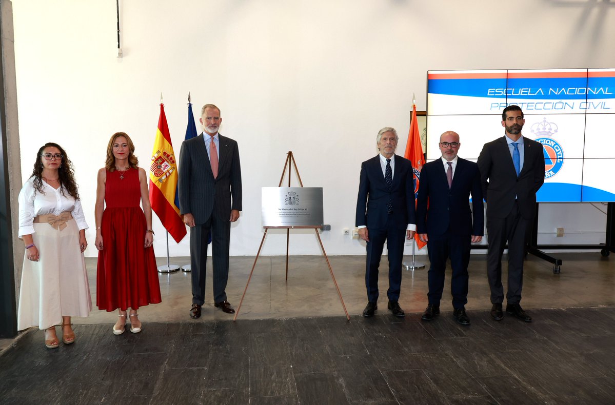 CasaReal's tweet photo. El Rey ha presidido la apertura del curso 2026-2027 de la Escuela Nacional de Protección Civil, con motivo de la rehabilitación de sus instalaciones, y ha participado en la ofrenda floral en memoria de las personas fallecidas al servicio de la ciudadanía en emergencias de Protección Civil.

➡️https://t.co/ceJcQnN5Ji