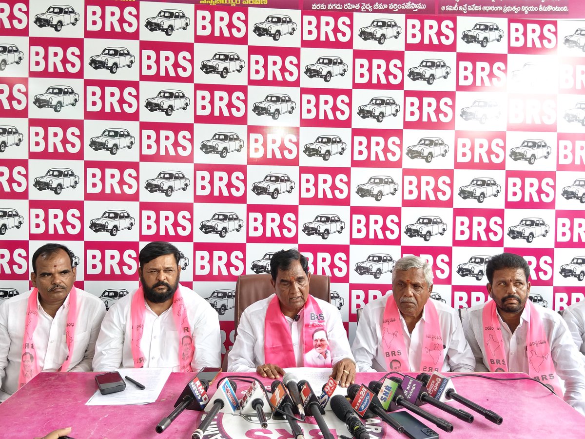 AnjaiahYBRS's tweet photo. "గిరిజన రిజర్వేషన్ల 10% సాధించి సెప్టెంబర్ 17కి నాలుగేళ్లు"

◆ తండాల్లో కేసీఆర్ చిత్రపటానికి పాలాభిషేకాలు నిర్వహించాలి

◆ గిరిజనుల ఓట్లతో అధికారంలోకి వచ్చారు.. హామీలు మాత్రం గాలికి వదిలేశారు

◆ మూడు గిరిజన కార్పొరేషన్లు ఏమయ్యాయి? రూ.500 కోట్ల హామీ ఎక్కడ?

◆ గిరిజనులకు ఇచ్చిన హామీలను కాంగ్రెస్ ప్రభుత్వం వెంటనే అమలు చేయాలి 

- మాజీ ఎమ్మెల్యే అంజయ్య యాదవ్

షాద్‌నగర్: షాద్‌నగర్‌లోని బీఆర్ఎస్ పార్టీ కార్యాలయంలో మాజీ ఎమ్మెల్యే అంజయ్య యాదవ్ అధ్యక్షతన షాద్‌నగర్ నియోజకవర్గ గిరిజన నాయకుల సమావేశం జరిగింది. ఈ సమావేశానికి నియోజకవర్గంలోని బీఆర్ఎస్ గిరిజన సర్పంచులు, మాజీ సర్పంచులు, మాజీ ఎంపీటీసీలు, మాజీ కౌన్సిలర్లు, మాజీ ప్రజాప్రతినిధులు, గిరిజన నాయకులు, కార్యకర్తలు పెద్ద సంఖ్యలో హాజరయ్యారు. ఈ సందర్భంగా అంజయ్య యాదవ్ మాట్లాడుతూ.. తెలంగాణలో గిరిజనుల జనాభా ప్రాతిపదికన 6 శాతంగా ఉన్న రిజర్వేషన్లను 10 శాతానికి పెంచిన ఘనత మాజీ ముఖ్యమంత్రి, బీఆర్ఎస్ అధినేత కేసీఆర్‌దేనని అన్నారు. 2022 సెప్టెంబర్ 17న 10 శాతం రిజర్వేషన్లపై నిర్ణయం ప్రకటించబడిన విషయాన్ని గుర్తు చేశారు. ఈ నెల 17వ తేదీకి గిరిజన రిజర్వేషన్ల పెంపు నిర్ణయానికి నాలుగేళ్లు పూర్తవుతున్న సందర్భంగా నియోజకవర్గంలోని అన్ని తండాల్లో కేసీఆర్ చిత్రపటానికి పాలాభిషేకాలు నిర్వహించి కృతజ్ఞతలు తెలియజేయాలని గిరిజన నాయకులు, కార్యకర్తలకు అంజయ్య యాదవ్ పిలుపునిచ్చారు.

*కాంగ్రెస్ హామీలు ఏమయ్యాయి?*

2023 ఎన్నికలకు ముందు కాంగ్రెస్ పార్టీ గిరిజనులకు అనేక హామీలు ఇచ్చిందని అంజయ్య యాదవ్ అన్నారు. పోడు భూములపై అర్హులైన గిరిజనులందరికీ హక్కులు కల్పించి పట్టాలు ఇస్తామని హామీ ఇచ్చారు. మూడు గిరిజన కార్పొరేషన్లు ఏర్పాటు చేసి, ఒక్కో కార్పొరేషన్‌కు సంవత్సరానికి రూ.500 కోట్ల చొప్పున నిధులు కేటాయిస్తామని చెప్పారు. ప్రతి మండలంలో గిరిజన పాఠశాలలు ఏర్పాటు చేస్తామని హామీ ఇచ్చారు. మరి ఆ మూడు గిరిజన కార్పొరేషన్లు ఎక్కడ? ఒక్కో కార్పొరేషన్‌కు సంవత్సరానికి రూ.500 కోట్లు కేటాయిస్తామన్న హామీ ఏమైంది? ఒక్క రూపాయి అయినా కేటాయించారా? ప్రతి మండలంలో గిరిజన పాఠశాలలు ఏర్పాటు చేస్తామని చెప్పిన మాట ఏమైంది? అని అంజయ్య యాదవ్ ప్రశ్నించారు.

#Congressfailedtelangana 
#Congresslootstelangana