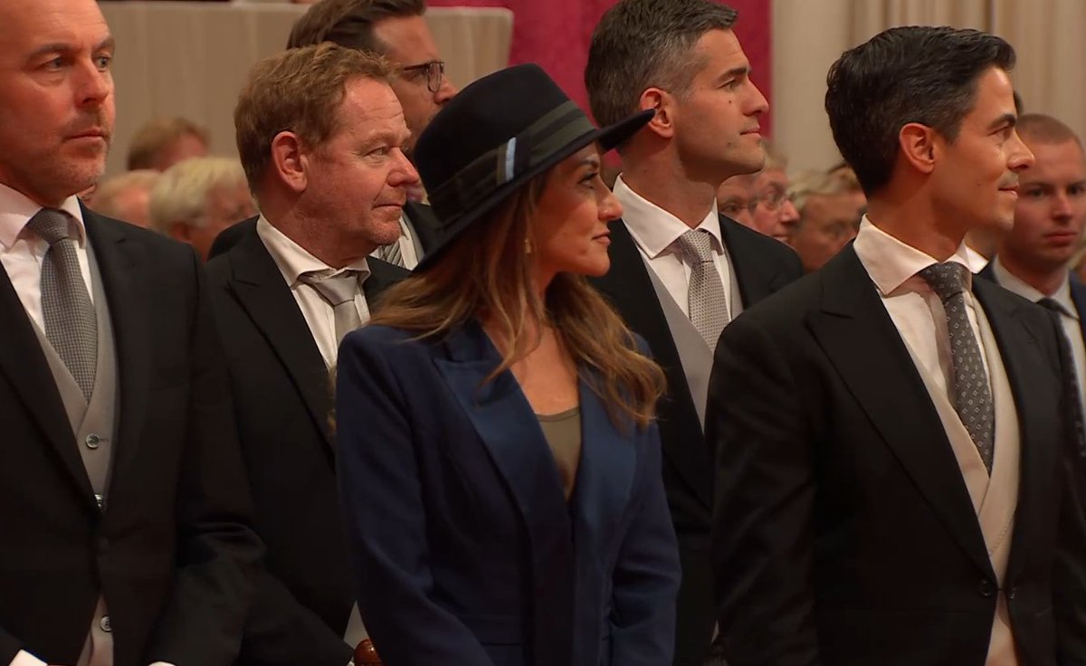 SlapendNed's tweet photo. 🔱 #prinsjesdag #VVD 

@DilanYesilgoz van de @VVD heet zich goed gekleed!

Ze ziet eruit als een jaren 60 Gangster! Altijd al gezegd dat de Maffia niets is bij de Overheid!😜

@D66 @cdavandaag https://t.co/RejJTCfZ7g