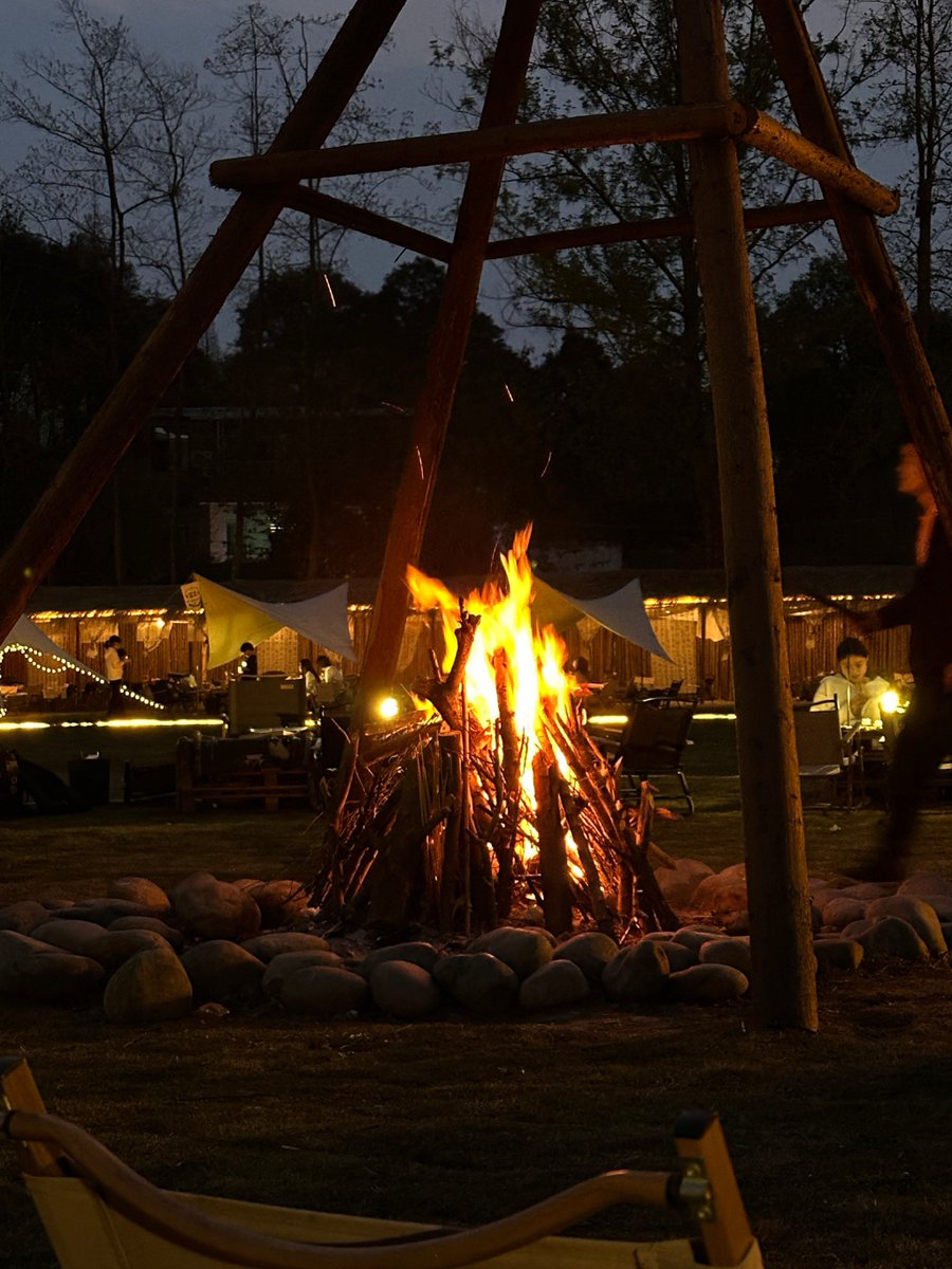 DelphineParijb's tweet photo. Sunset over the pine forest, s’mores by the fire, and the quiet crickets lulling you to sleep—this is the perfect escape from city noise. https://t.co/aojAWdldAG