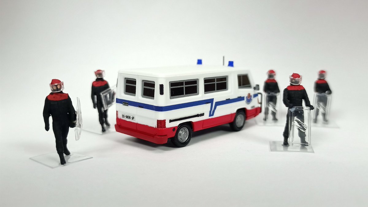 DonostrenM's tweet photo. Queridos amigos, os traemos nueva serie, las miticas Mercedes Benz 140 de Seguridad Ciudadana, la matricula elegida es la que sufrio la terrible emboscada del año 1995 en Renteria y que conducia Jon Ruiz Sagarna. Interesado? escribenos! donostren@gmail.com https://t.co/eZkTXx19wU