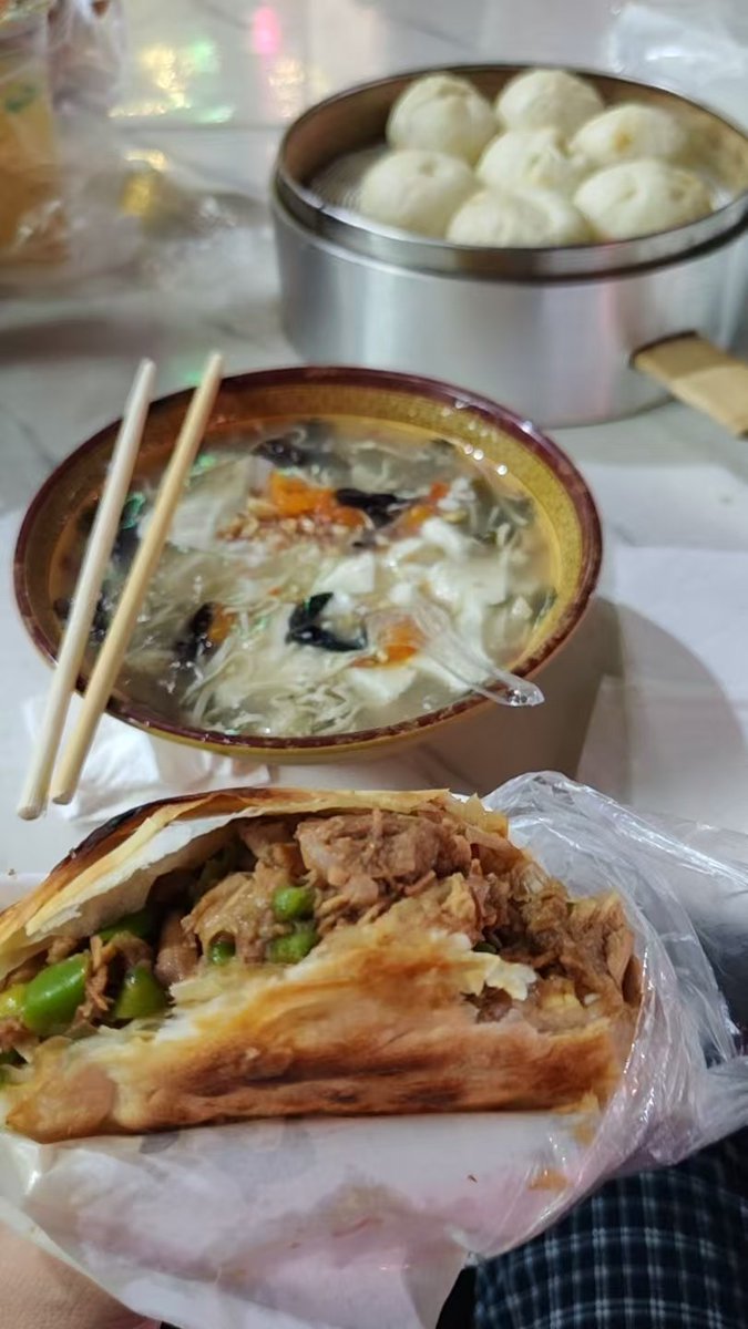 mountgoblin's tweet photo. 这一顿晚饭，有多少含金量 https://t.co/zkXtJxuIT4