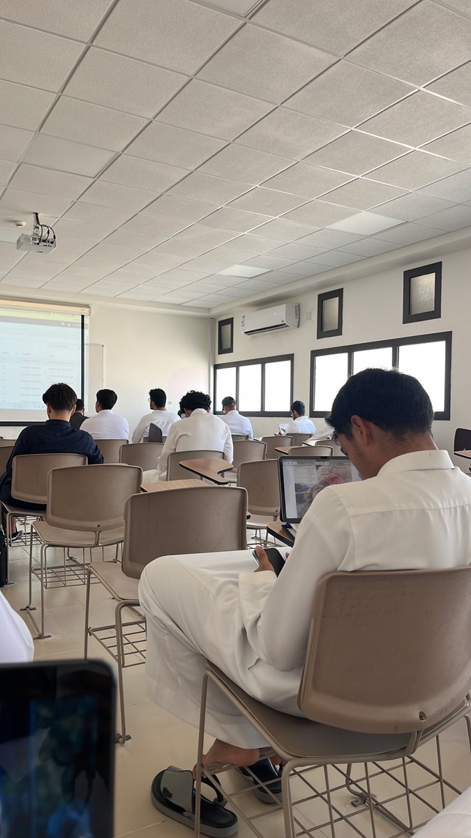 AX8815's tweet photo. محاضره؟ ياهلا https://t.co/HRZiJAbEyK