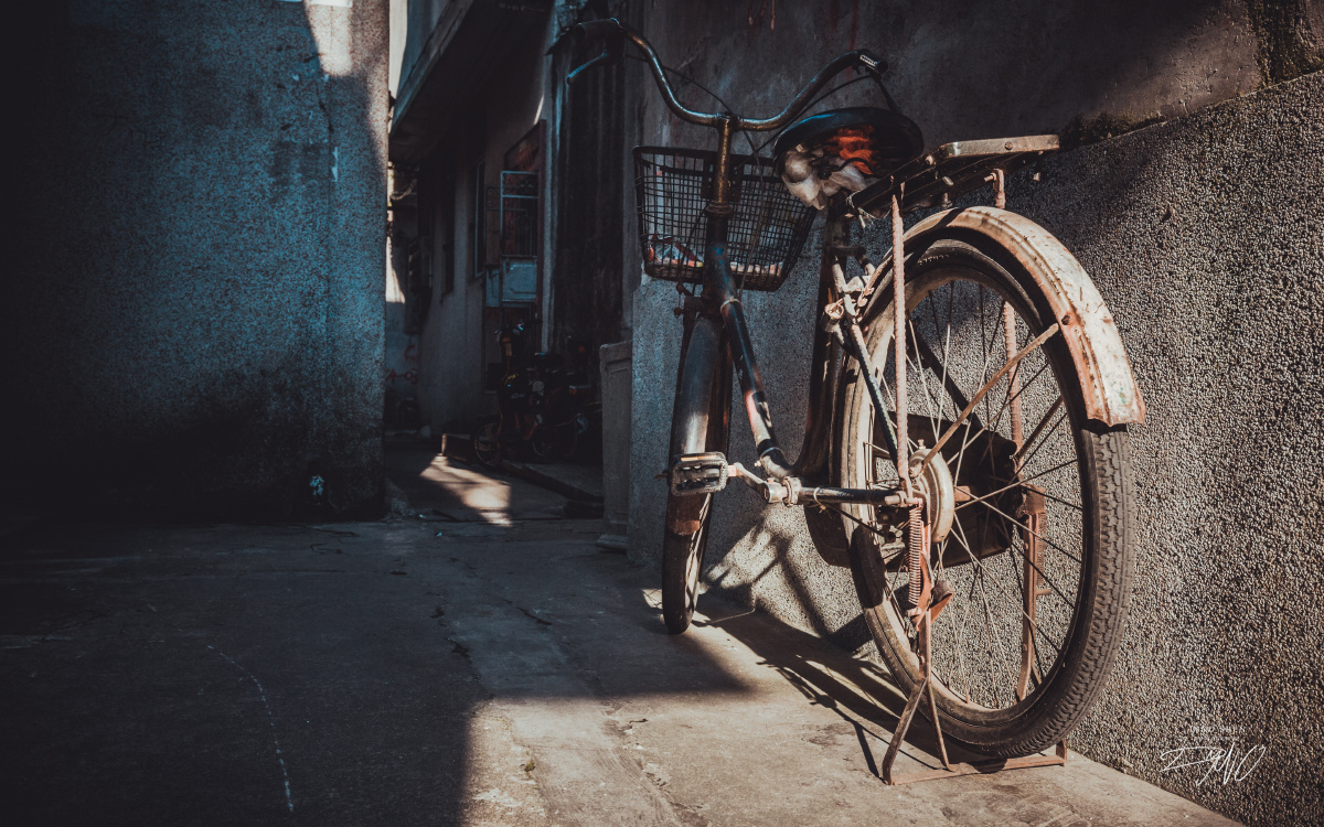 NaToRtEaM's tweet photo. Quick city wander: stumbled on this sun-dappled alley with a vintage bike leaning against a brick wall – small, perfect moments hit different on a lazy afternoon. https://t.co/kIFY7niH3f