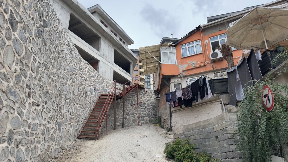 adnerdgn's tweet photo. İbb 153'e yaklaşık 1 yıl önce çıkmaz hale gelen sokağımıza tabela konulması için başvurduk. İbb trafik şubesi sokağın kapalı olmadığı yönünde bilgi verdi. Sanırım masasındaki bilgisayardanGoogle haritalara bakmış. Tıpkı her gün gelen onlarca kurye motor ve otomobil gibi. https://t.co/Gi47X6dfE9