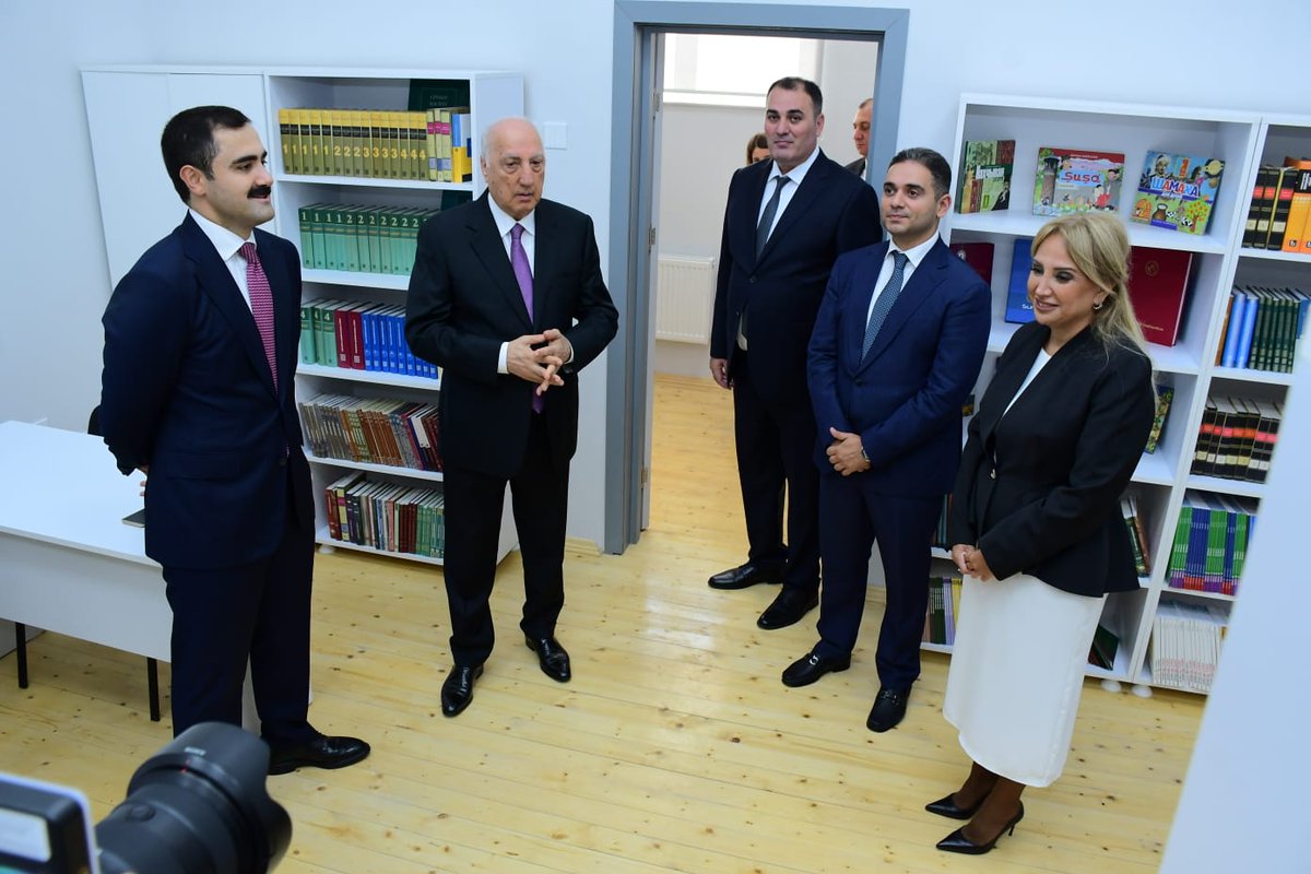 tehsilgovaz's tweet photo. Sentyabrın 15-də Sumqayıt şəhəri 21 nömrəli tam orta ümumtəhsil məktəbində 2026-2027-ci tədris ilinin başlanması münasibətilə Bilik Günü tədbiri keçirilib.

Tədbirdə çıxış edən elm və təhsil nazirinin müavini Həsən Həsənli müəllim və şagirdləri yeni tədris ili münasibətilə təbrik edərək ölkədə təhsil infrastrukturunun yenilənməsi və müasir tədris mühitinin formalaşdırılması istiqamətində görülən işlərdən danışıb.

Ətraflı: https://t.co/oToYRWDyS4

#ElmVəTəhsilNazirliyi #BilikGünü #YeniTədrisİli