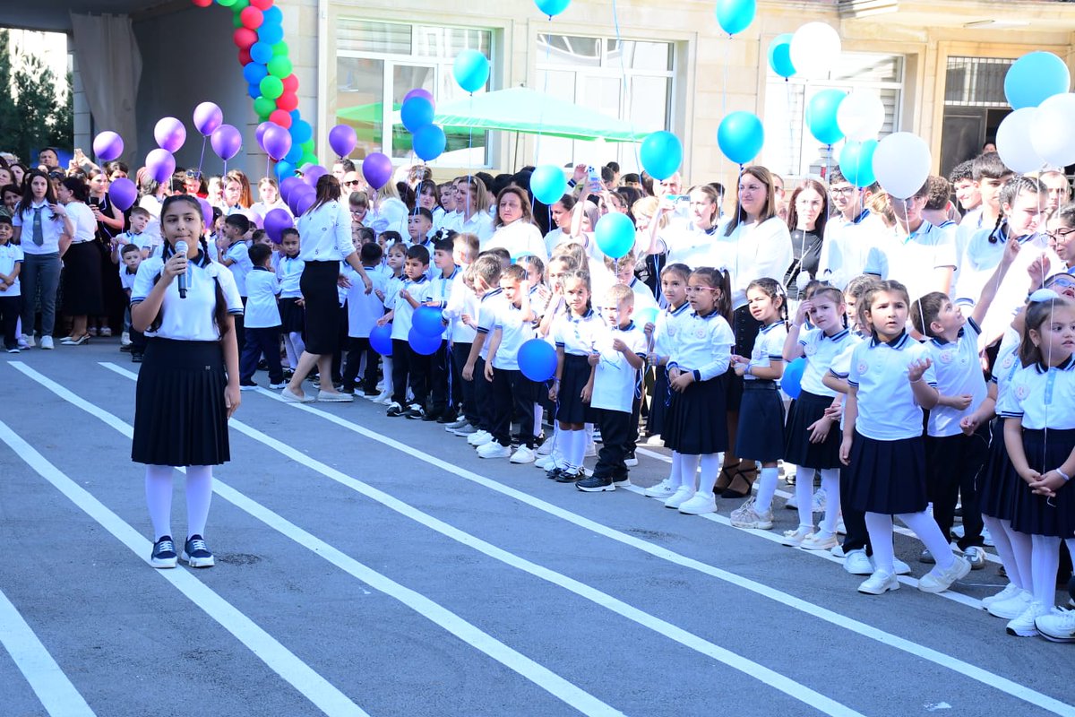 tehsilgovaz's tweet photo. Sentyabrın 15-də Sumqayıt şəhəri 21 nömrəli tam orta ümumtəhsil məktəbində 2026-2027-ci tədris ilinin başlanması münasibətilə Bilik Günü tədbiri keçirilib.

Tədbirdə çıxış edən elm və təhsil nazirinin müavini Həsən Həsənli müəllim və şagirdləri yeni tədris ili münasibətilə təbrik edərək ölkədə təhsil infrastrukturunun yenilənməsi və müasir tədris mühitinin formalaşdırılması istiqamətində görülən işlərdən danışıb.

Ətraflı: https://t.co/oToYRWDyS4

#ElmVəTəhsilNazirliyi #BilikGünü #YeniTədrisİli