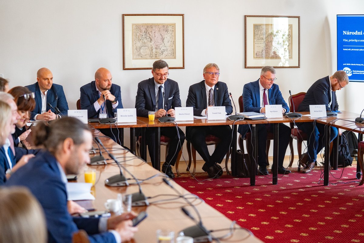 SenatCZ's tweet photo. V Senátu se debatovalo o Národním diabetologickém plánu 2035. Odborníci, státní instituce i pacientské organizace hledají konkrétní kroky, jak zlepšit prevenci, včasnou diagnostiku, léčbu a koordinaci péče o lidi s diabetem.

Více zde → https://t.co/FFE3ao0sgG https://t.co/eVBGSuZiCM