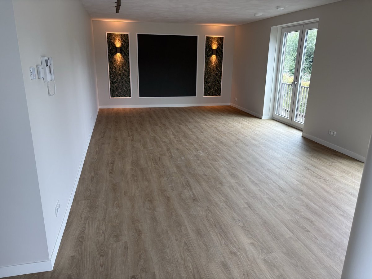 vhouteinterieur's tweet photo. Vrijdag opgeleverd dit pareltje in @Moduleo_Floors ,voorzien van mdf plinten geplaatst voor het egaliseren. #trots #vakwerk #vhi https://t.co/SFfM0lxrHB