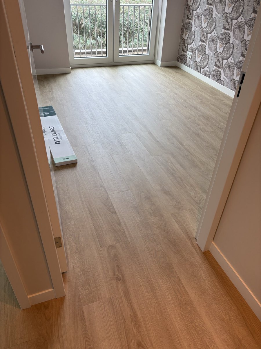 vhouteinterieur's tweet photo. Vrijdag opgeleverd dit pareltje in @Moduleo_Floors ,voorzien van mdf plinten geplaatst voor het egaliseren. #trots #vakwerk #vhi https://t.co/SFfM0lxrHB