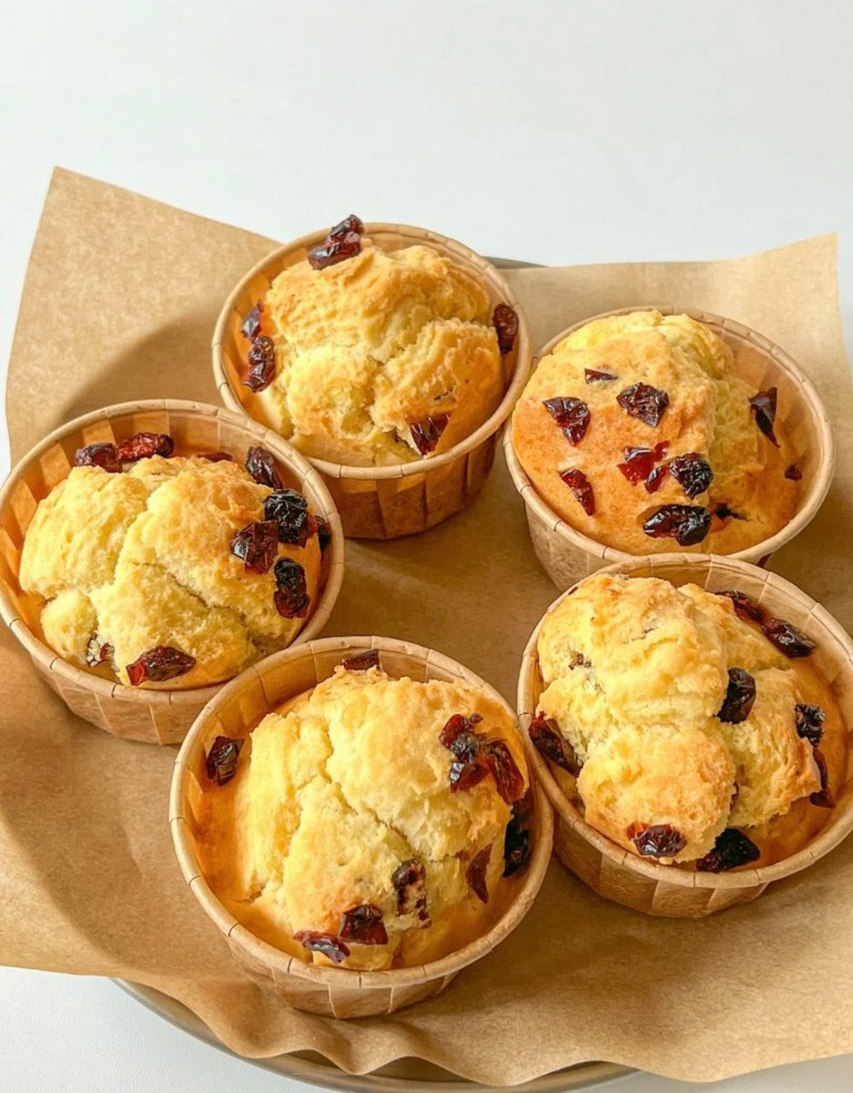 amelt640177's tweet photo. Just nailed my first batch of soft vanilla muffins  Warm, fluffy, and totally worth the 30-minute wait in the kitchen! #HomeBakeWin， https://t.co/luWYyKTfT8
