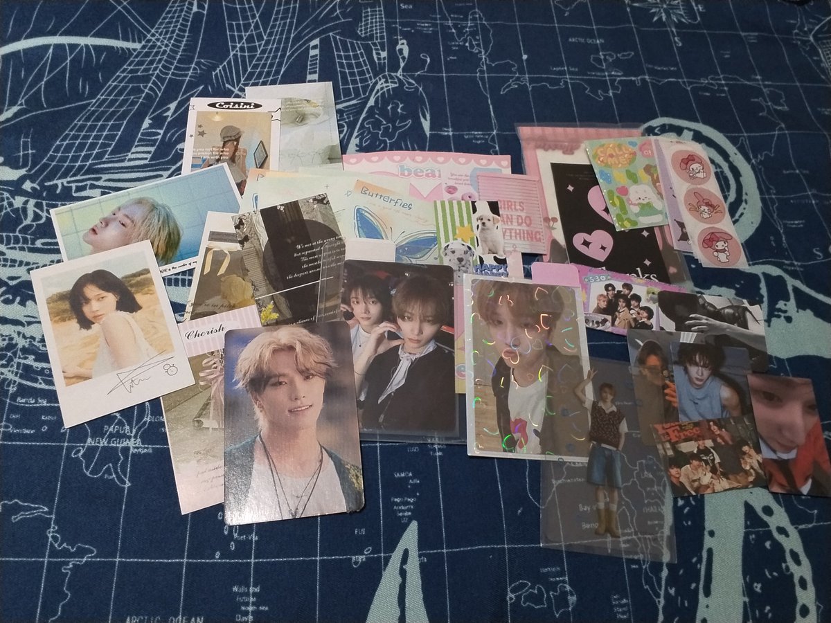 jngyngkss's tweet photo. grabe imbis na jowa ang sumasalubong pag uwi after work parcel WAHAHAH #pogimail Look at this spread omagah daming freebies thank you for the smooth transaction @_unknownvu #proofvu 🩵🩵🩵 https://t.co/F1isHUg8lD