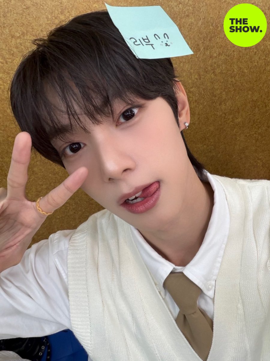 theshow_offcl's tweet photo. ~오랜만에 돌아온 리부 칭찬글~
-260915-
(초심으로 돌아가볼까요)
(여기는 러부리부버니 102호 행성이니까
유콜미리부~ 인사 먼저 하고 멘션으로 칭찬해 주세요)

귀요미 리부토끼대장!! 나와라!
대장님!! #최립우 없으면 행성관리 안돼요!! 

오늘 립우 진짜 예쁜걸 아는 사람??
얼마나 예쁘냐면 모찌모찌, 리부리부
사람들이 이 두 문장 구분을 못 한다. 
근데...🧐 리부는 모찌인가
첨에 토띠인 줄 알았는데 어떠한 귀여운 생명체...
암튼 유어들 이건 좀 아닌 것 같습니다
진지하고 심각하게 생각합니다😠
립우가 너무 귀여운 탓에 화나서 배고픔😤
리부 볼살 닮은 모찌 먹을 거임😳
아... 유어들은 리부 볼살 먹을 거라구요?
아하~💗 에헤!💕

#더쇼 #째리뽀 #최립우 @flareu_official