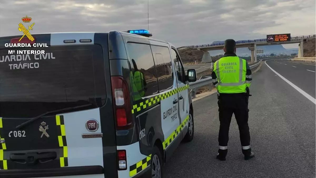 infoCastalla's tweet photo. 🔴🔵👉 La Guardia Civil investiga en #Castalla al conductor de un turismo interceptado a 219 km/h en la A-7. El conductor de 34 años duplicaba casi la velocidad máxima permitida en la vía.

https://t.co/e3sRBUEpoz ® 🔵 Ver, oír y comunicar https://t.co/Nh9aOQA5Ws