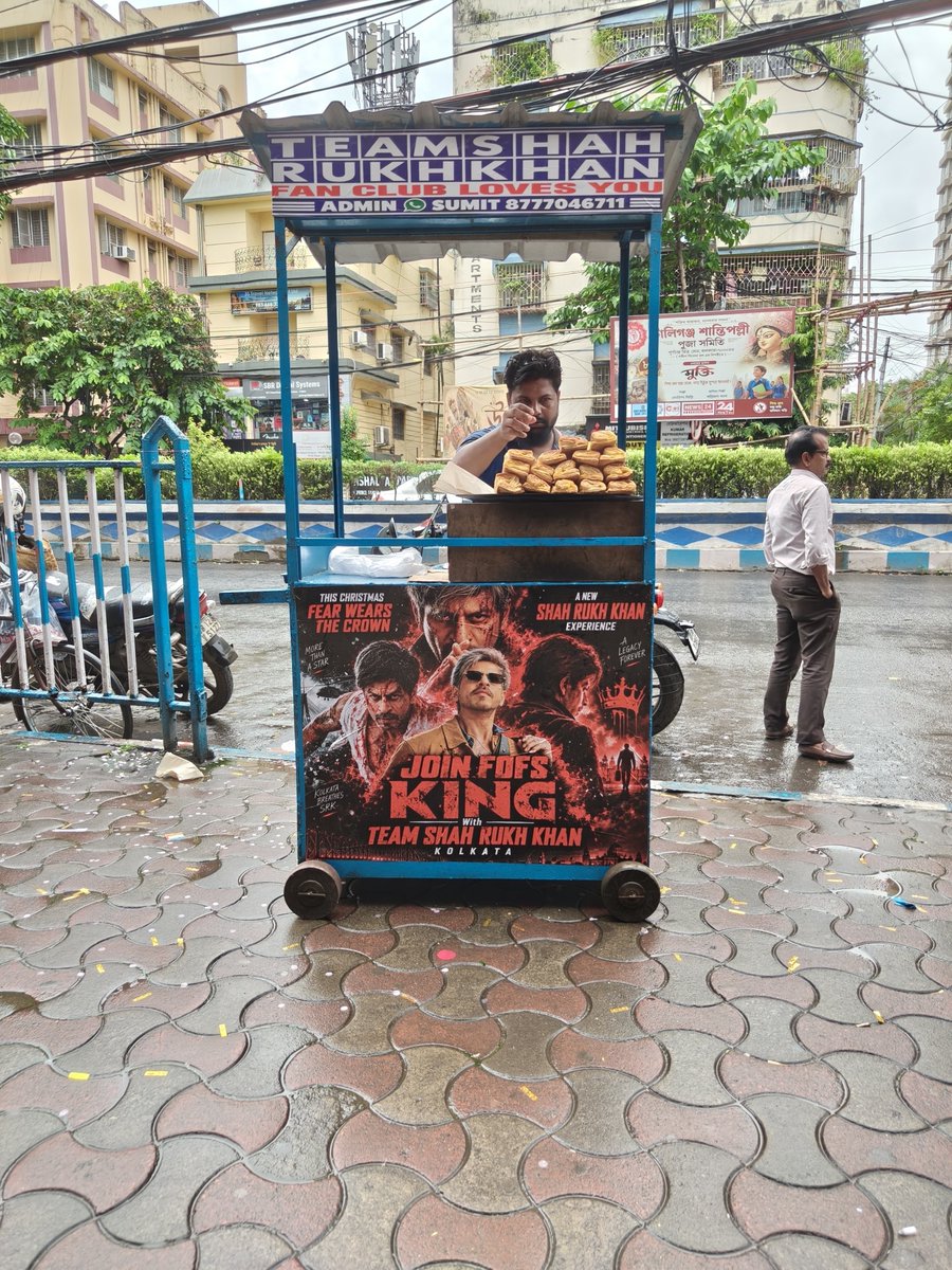 imsamsrk's tweet photo. @RedChilliesEnt @iamsrk How did you feel when Kolkata fans started celebrating KING by taking over the cinema halls even before 100 days to its release? 👑❤️ https://t.co/rL2icVAuUC