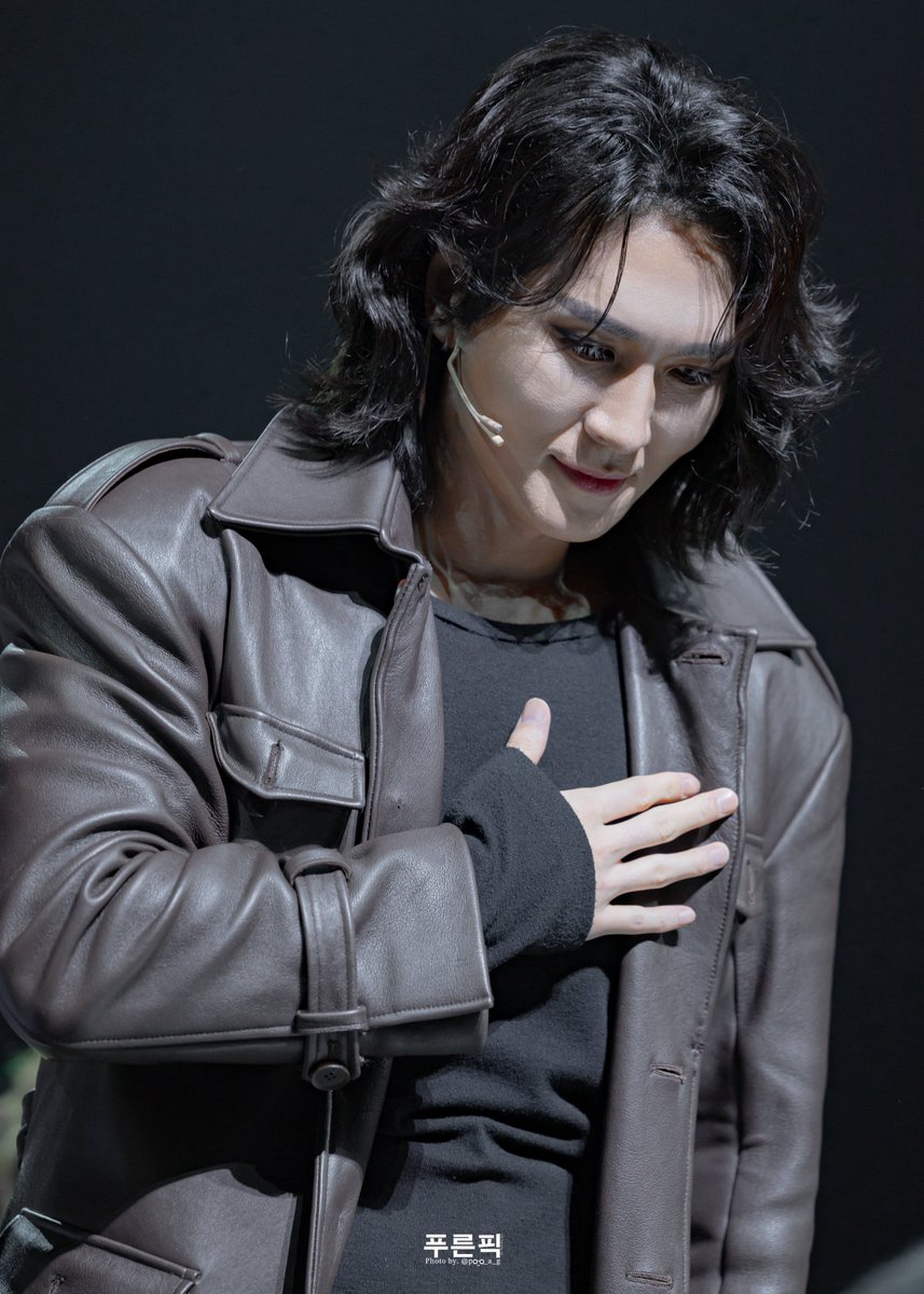 suizxgsaop's tweet photo. 루케니 모습으로 가슴손인사하는 게 너무 좋다 뭔가 꼭 루케니가 엘리자벳의 이야기를 다 끝내고 이야기를 들어준 관객들에게 자 제가 하는 이야기는 여기까지입니다 재밌게 즐기셨는지?라는 듯이 인사하는 거 같아서 좀 좋느를 받음 https://t.co/Tzx73amAec