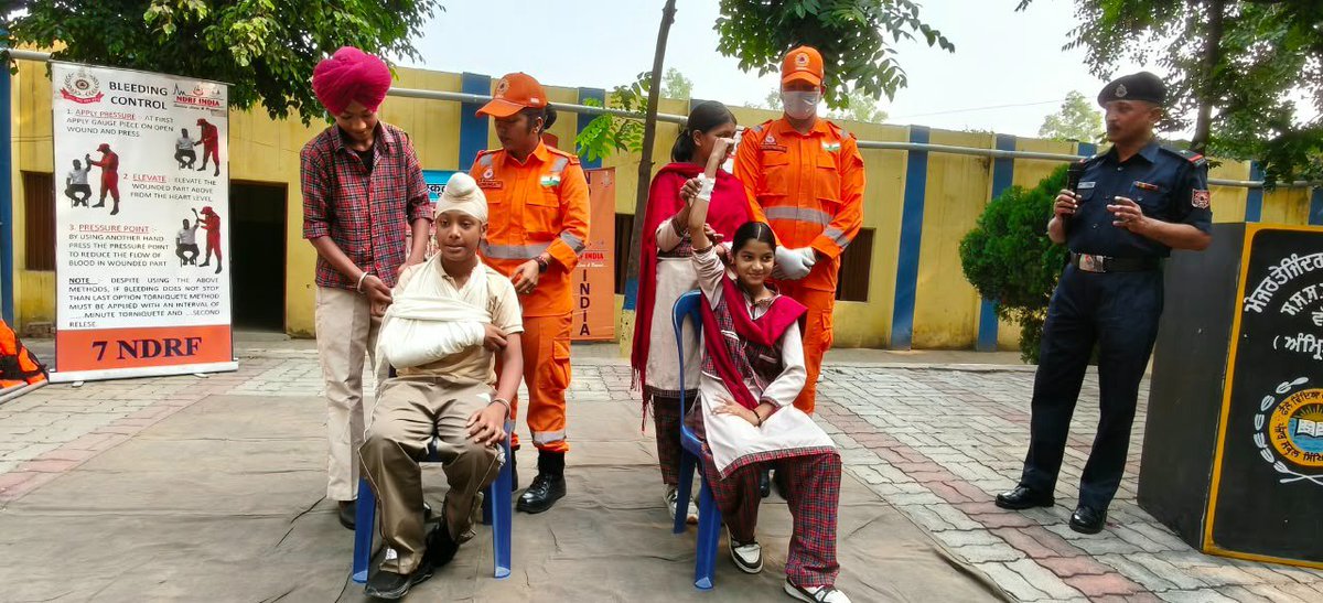 07NDRF's tweet photo. #7Bn NDRF conducted a School Safety Programme (SSP) at GSSS Vallah, Amritsar (PB) imparting safety awareness and lifesaving skills for effective response during emergencies. #NDRF @PIB_India https://t.co/mQ9d8r3lz9