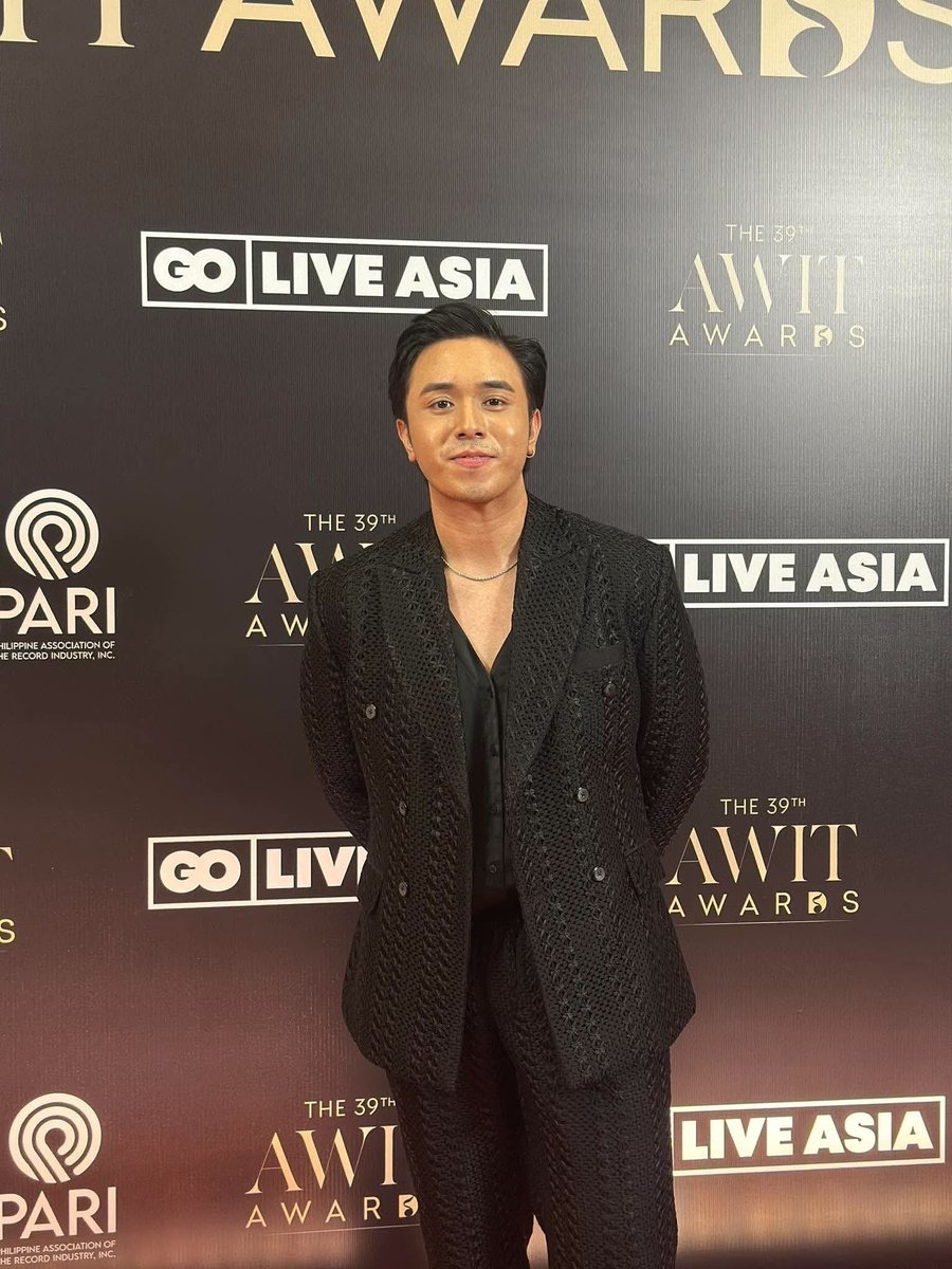 TV5PHOfficial's tweet photo. Nandito ako umiibig sa’yo, Rob 😩🎶
LOOK | All smiles si Rob Deniel as he graces the red carpet ng #39thAwitAwards!
#AwitAwardsOnePH https://t.co/yuvVSokGpk